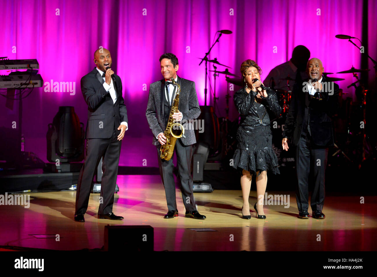 Miami, FL, USA. 26. November 2016. Kenny Lattimore, Dave Koz, Valerie Simpson und Jonathan Butler führt auf der Bühne während der 19. Jubiläumsausgabe Kozs Urlaub Tour! Im Adrienne Arsht Center am 26. November 2016 in Miami, Florida. © Mpi10/Medien Punch/Alamy Live-Nachrichten Stockfoto