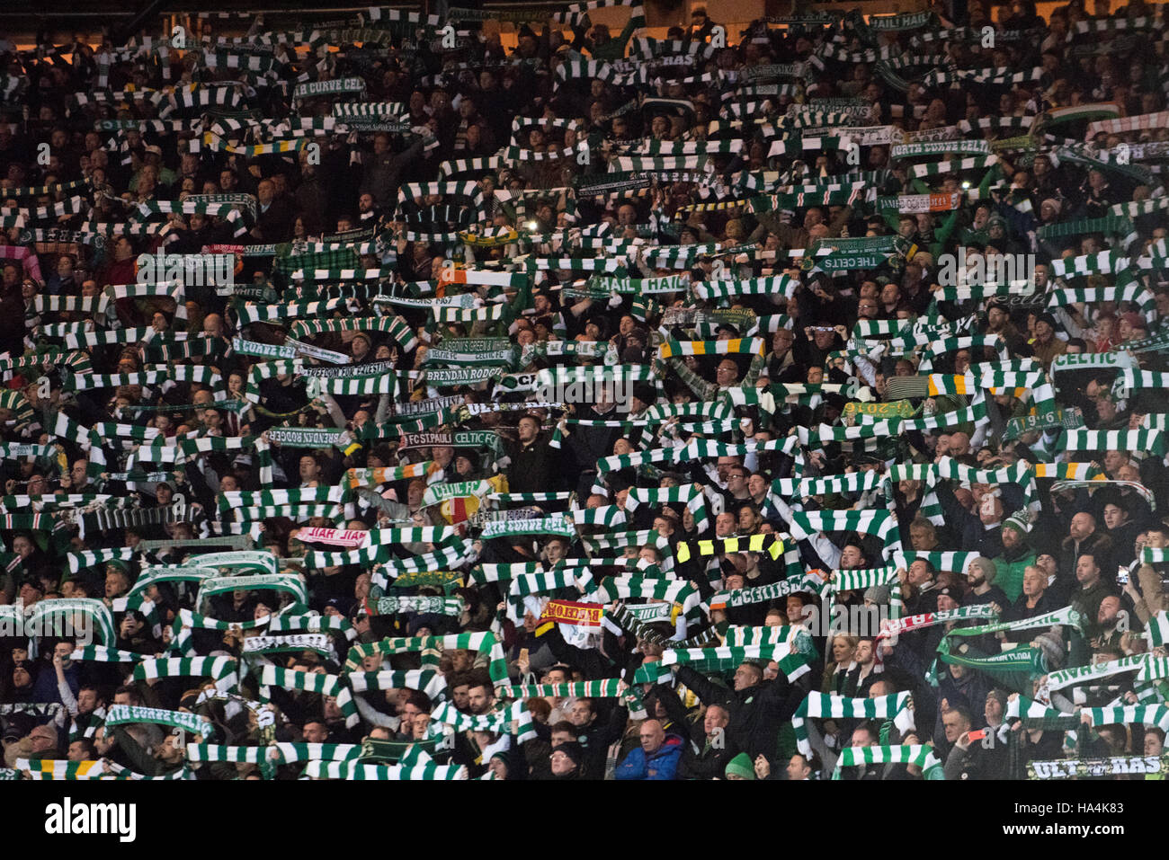 Glasgow, Vereinigtes Königreich. 27. November 2016.  Celtic-Fans singen wirst du nie gehen allein Credit: Tony Clerkson/Alamy Live News Stockfoto