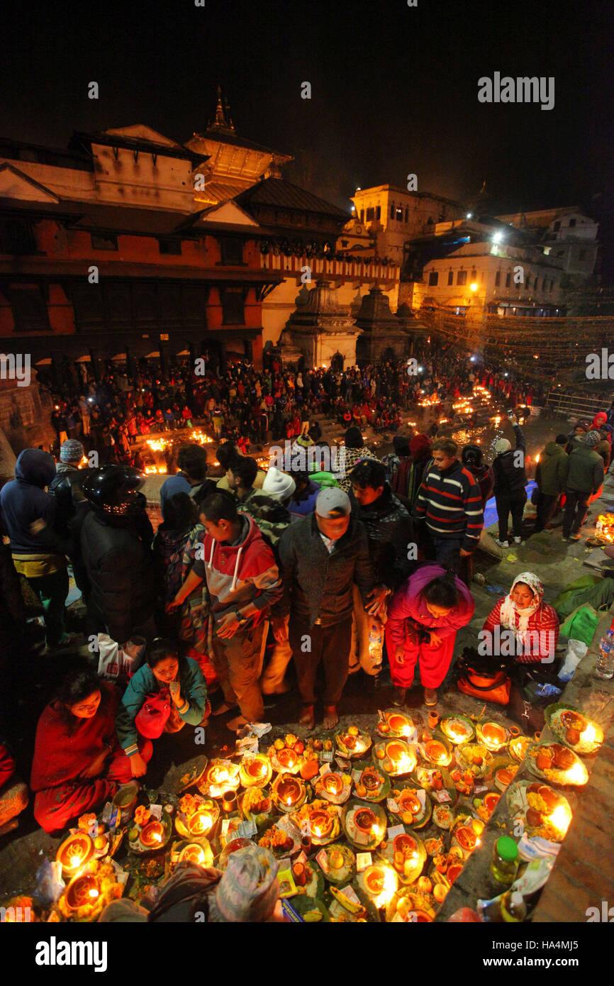 Kathmandu, Nepal. 27. November 2016. Hindu Anhänger Licht Öllampen während des Bala Chaturdashi Festivals im Pashupatinath Tempel in Kathmandu, Nepal, 27. November 2016. Bala Chaturdashi zeichnet sich zu Ehren der verstorbenen Mitglieder der Familie, wo Anhänger sieben verschiedene Arten von Samen streuen. Am Vortag verbrachte Anhänger eine ganze Nacht wach und Beleuchtung Öllampen im Namen der Erinnerung an die Verstorbenen. Bildnachweis: Sunil Sharma/Xinhua/Alamy Live-Nachrichten Stockfoto