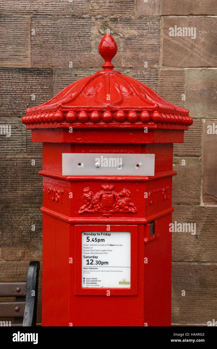 Chester, UK. 28. November 2016. Ein verschlossenen Briefkasten in der Nähe von Chester Kathedrale vor der Trauerfeier für den Duke of Westminster, der am 9. August 2016 gestorben. Andrew Paterson/Alamy Live-Nachrichten Stockfoto