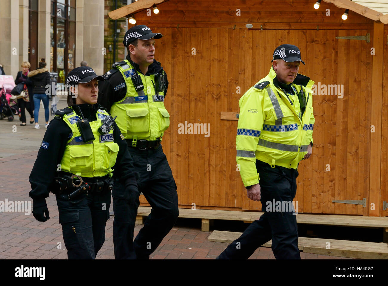 Chester, UK. 28. November 2016. Eine starke Polizeipräsenz und strengen Sicherheitsvorkehrungen in der Stadt im Zentrum vor der Trauerfeier für den Duke of Westminster, der am 9. August 2016 gestorben. Andrew Paterson/Alamy Live-Nachrichten Stockfoto