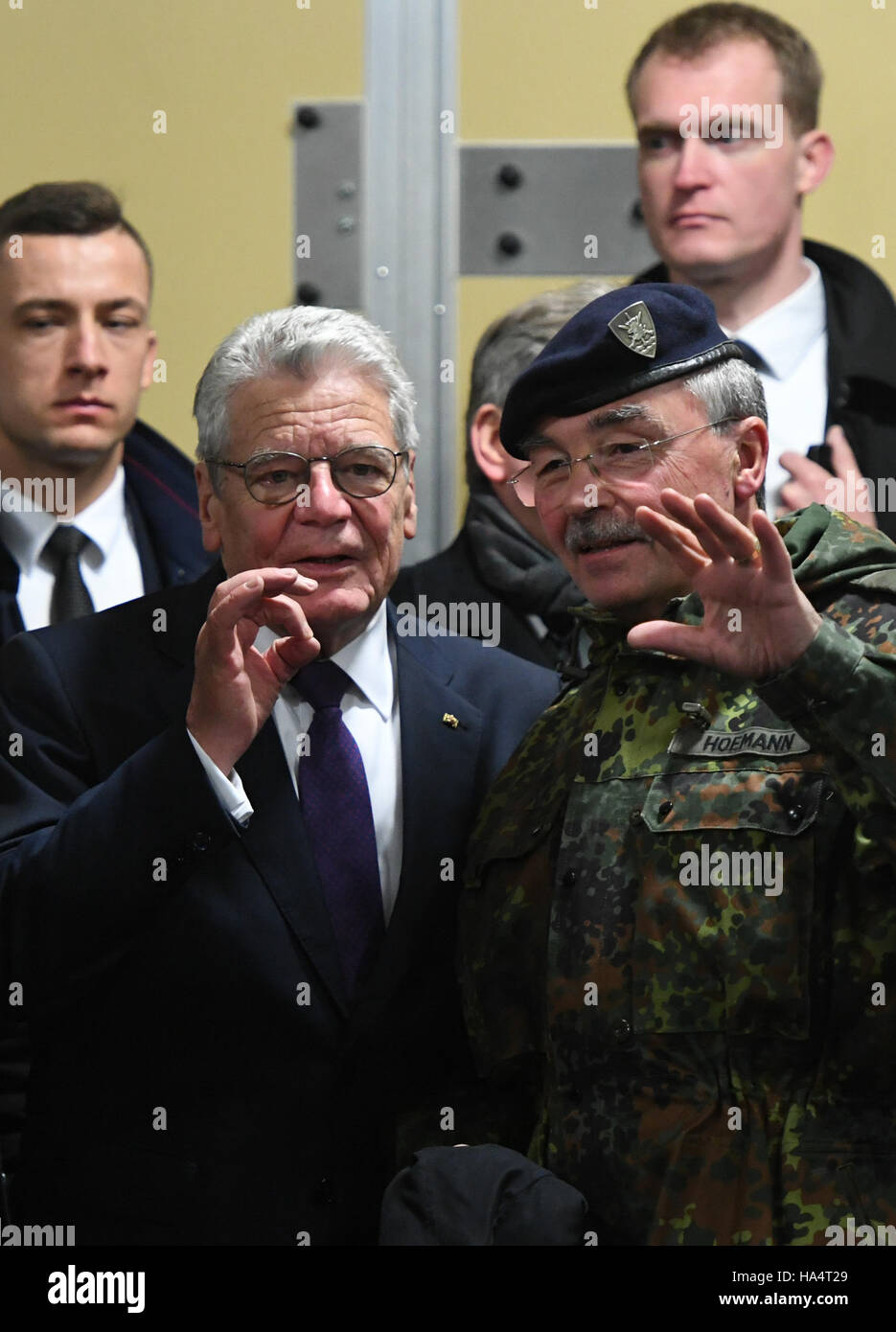Stettin, Polen. 28. November 2016. Deutschen Bundesrepublik Präsident Joachim Gauck (L) und der Präsident von Polen Andrzej Duda besuchen die multinationalen NATO-Korps Nord/Ost in Stettin, Polen, 28. November 2016. Er spricht zu den Kommandeur, Generalleutnant Manfred Hofmann. Foto: Soeren Stache/Dpa/Alamy Live News Stockfoto