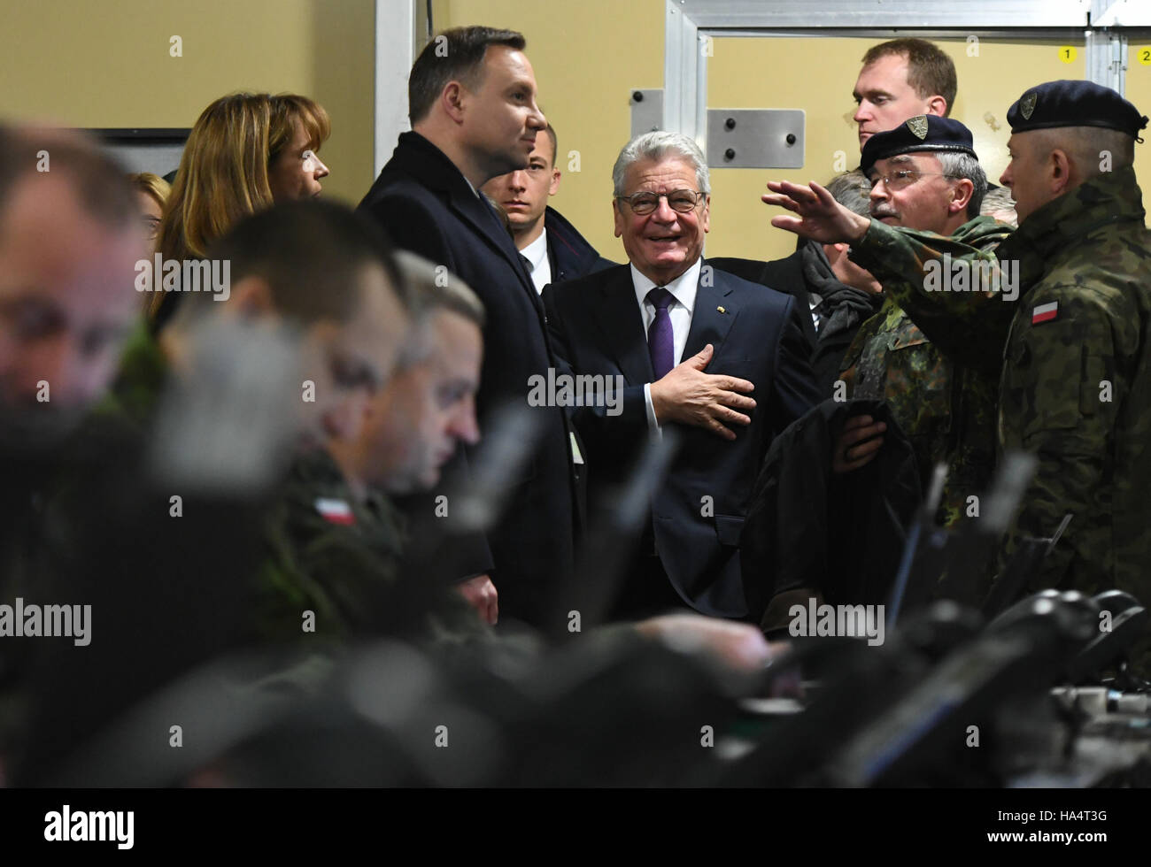 Stettin, Polen. 28. November 2016. Deutschen Bundesrepublik Präsident Joachim Gauck (M) und der Präsident von Polen Andrzej Duda (2 L) besuchen die multinationalen NATO-Korps Nord/Ost in Stettin, Polen, 28. November 2016. Er spricht zu den Kommandeur, General-Leutnant Manfred Hofmann (R). Foto: Soeren Stache/Dpa/Alamy Live News Stockfoto