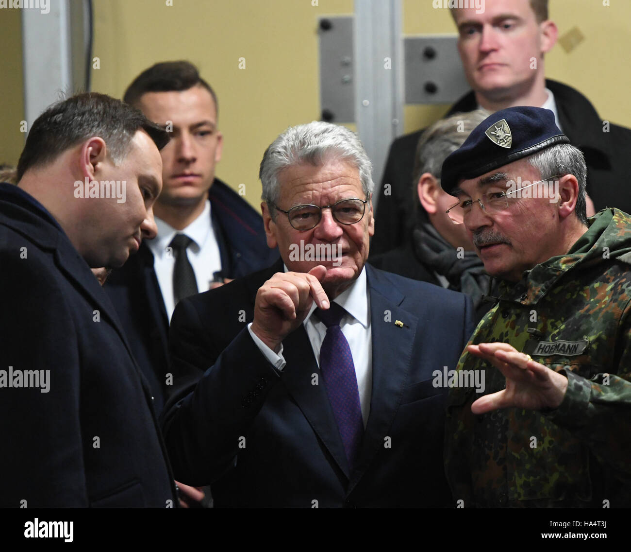 Stettin, Polen. 28. November 2016. Deutschen Bundesrepublik Präsident Joachim Gauck (M) und der Präsident von Polen Andrzej Duda (L) besuchen die multinationalen NATO-Korps Nord/Ost in Stettin, Polen, 28. November 2016. Er spricht zu den Kommandeur, Generalleutnant Manfred Hofmann. Foto: Soeren Stache/Dpa/Alamy Live News Stockfoto
