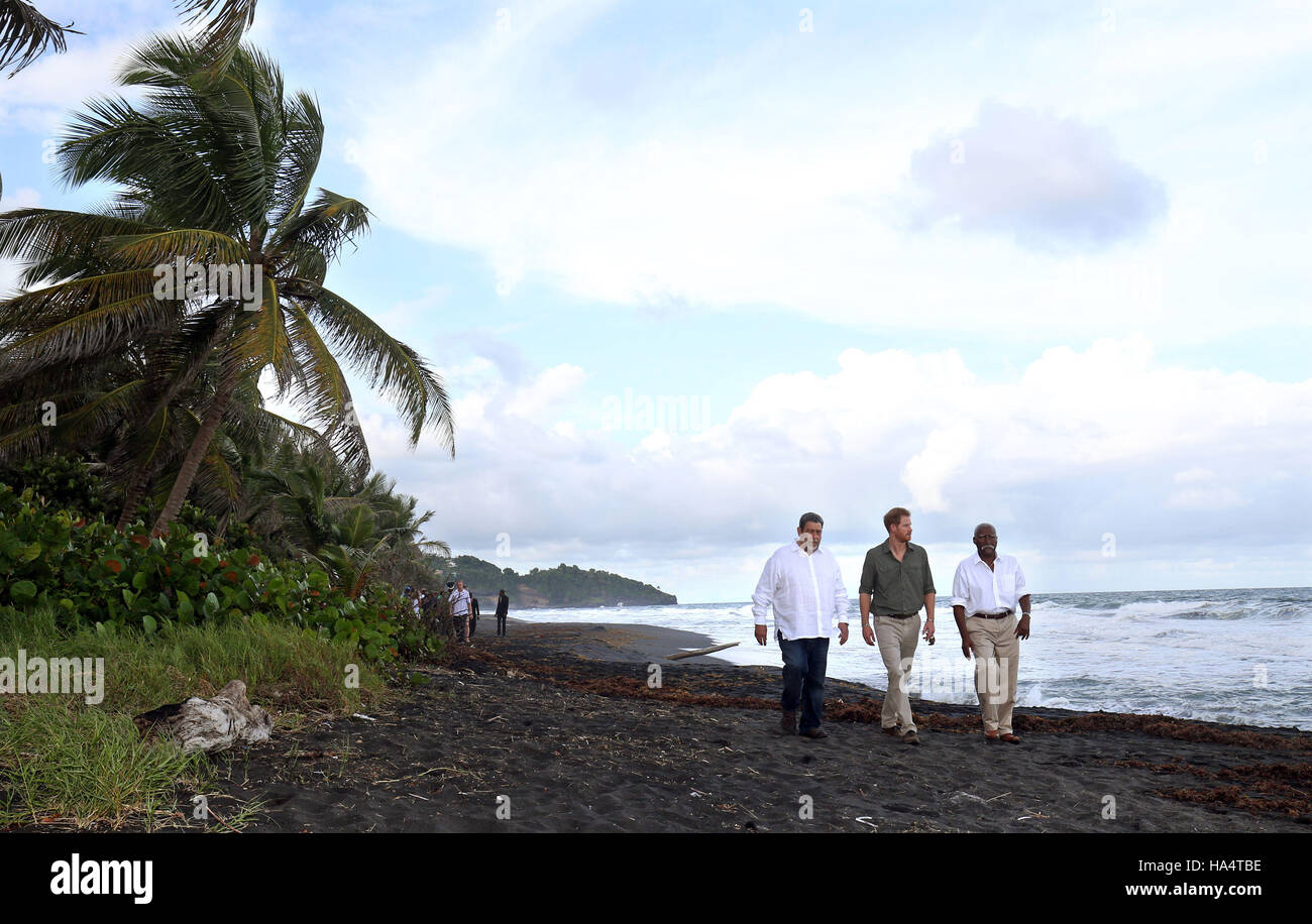 Prinz Harry mit Premierminister Ralph Gonsalves (links) und Landesstatthalter General Frederick Ballantyne am Colonarie Beach, Saint Vincent und die Grenadinen, während der zweiten Etappe seiner karibischen Tour. Stockfoto