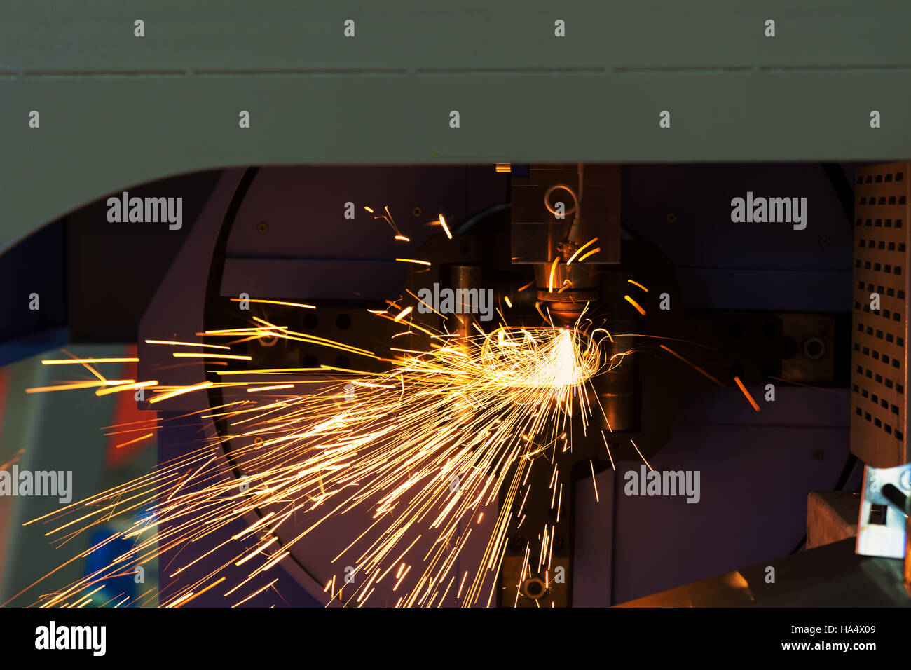 Hoher Präzision CNC Laserschneiden, Blech und Metall-Leitung in Betrieb. Stockfoto