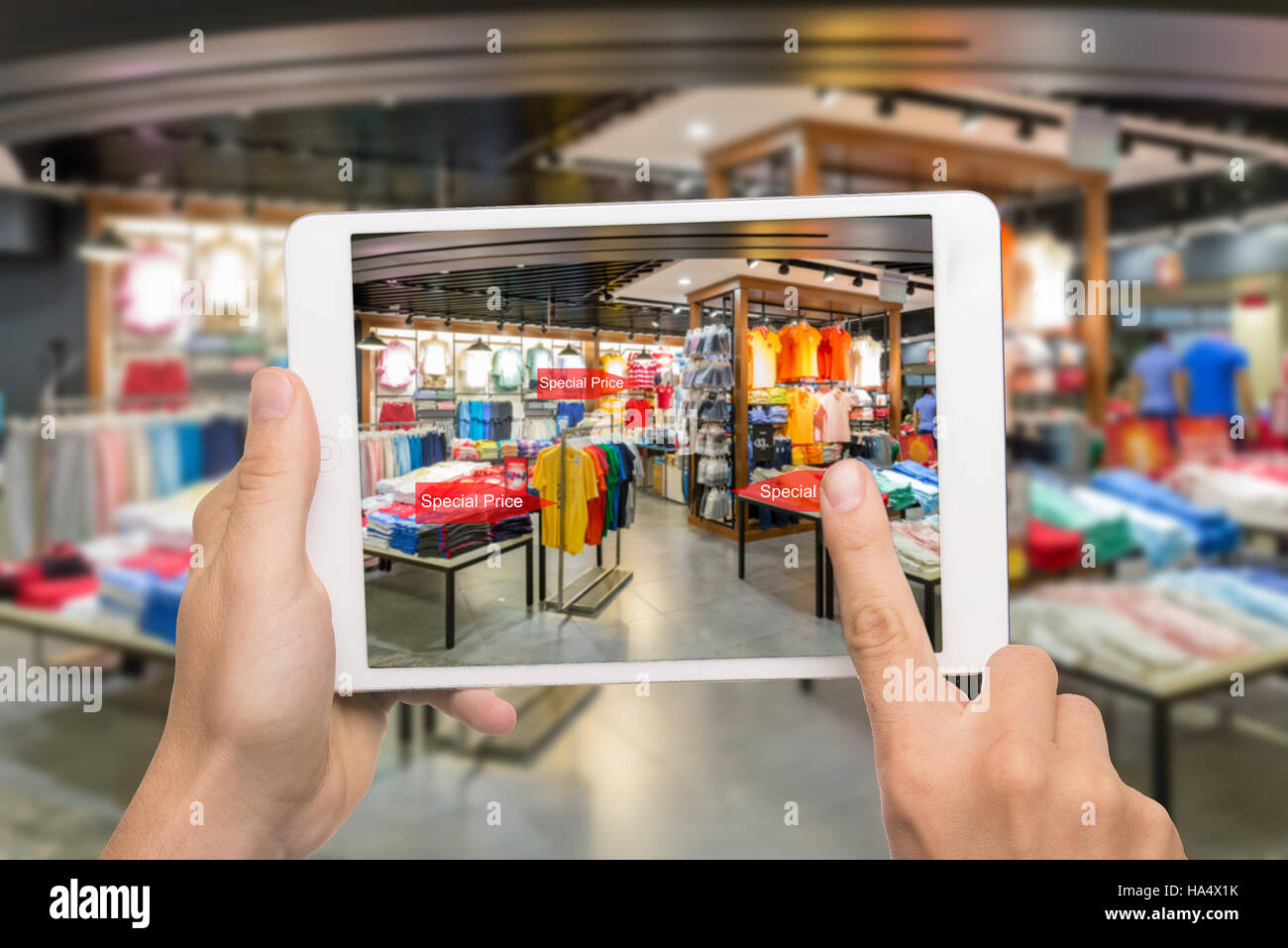 Augmented-Reality-marketing-Konzept. Hand, die digitale Tablet Smartphone-Nutzung AR-Anwendung spezielle Verkaufspreis im Einzelhandel Mode Shop Mal überprüfen Stockfoto