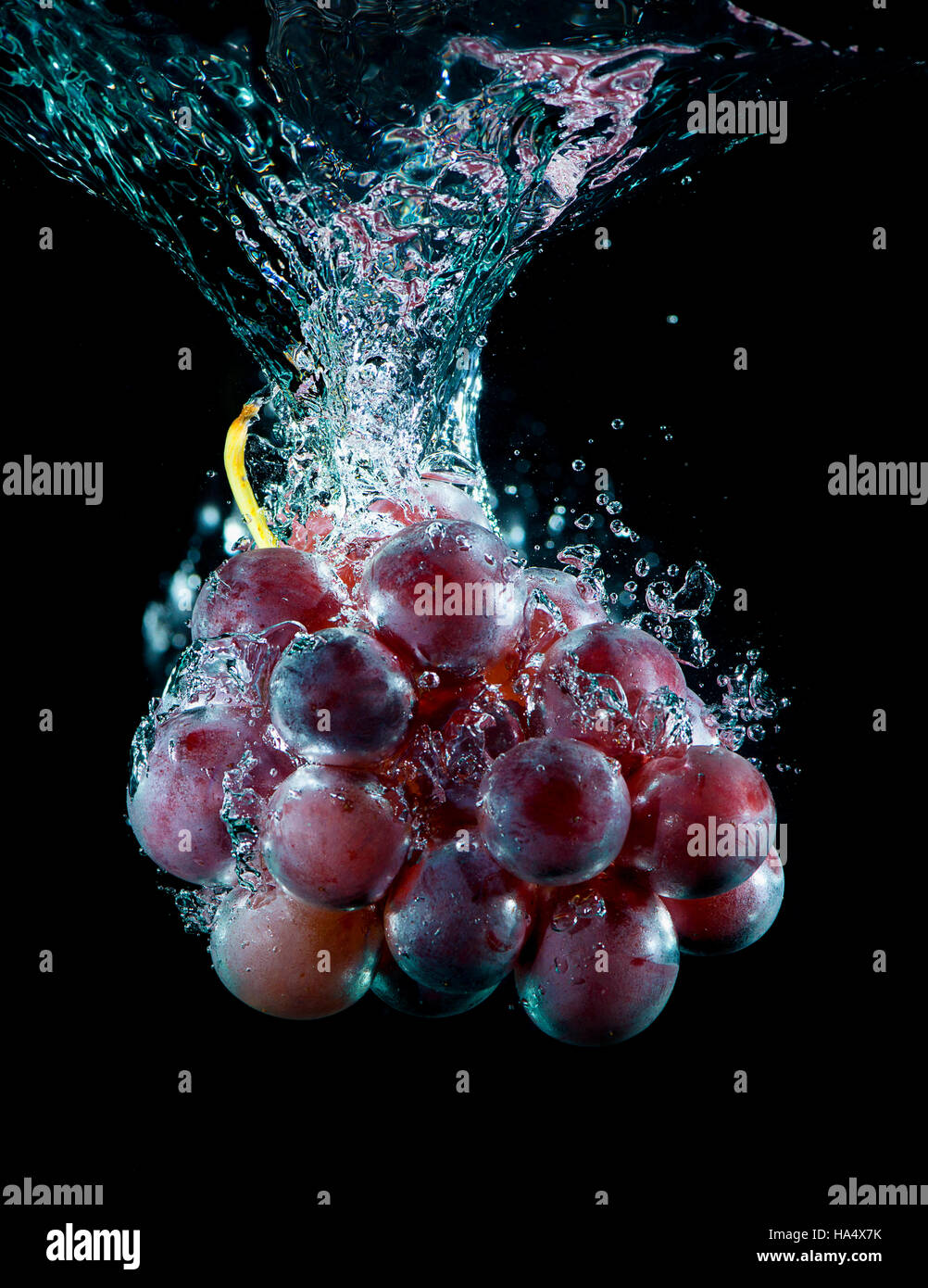 Frische Trauben in Wasser mit Luftblasen Stockfoto