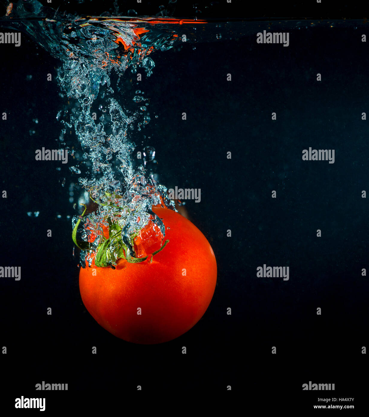 High-Speed Fotografie Tomate planschen im Wasser Stockfoto