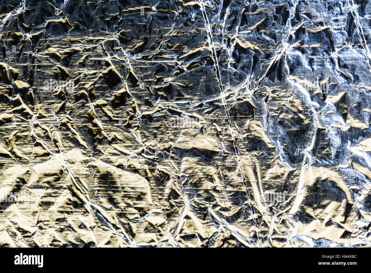 Zerknitterte Alu Alufolie Textur mit Lichtreflexionen auf den glänzenden Silber-metallic einwickeln Stockfoto