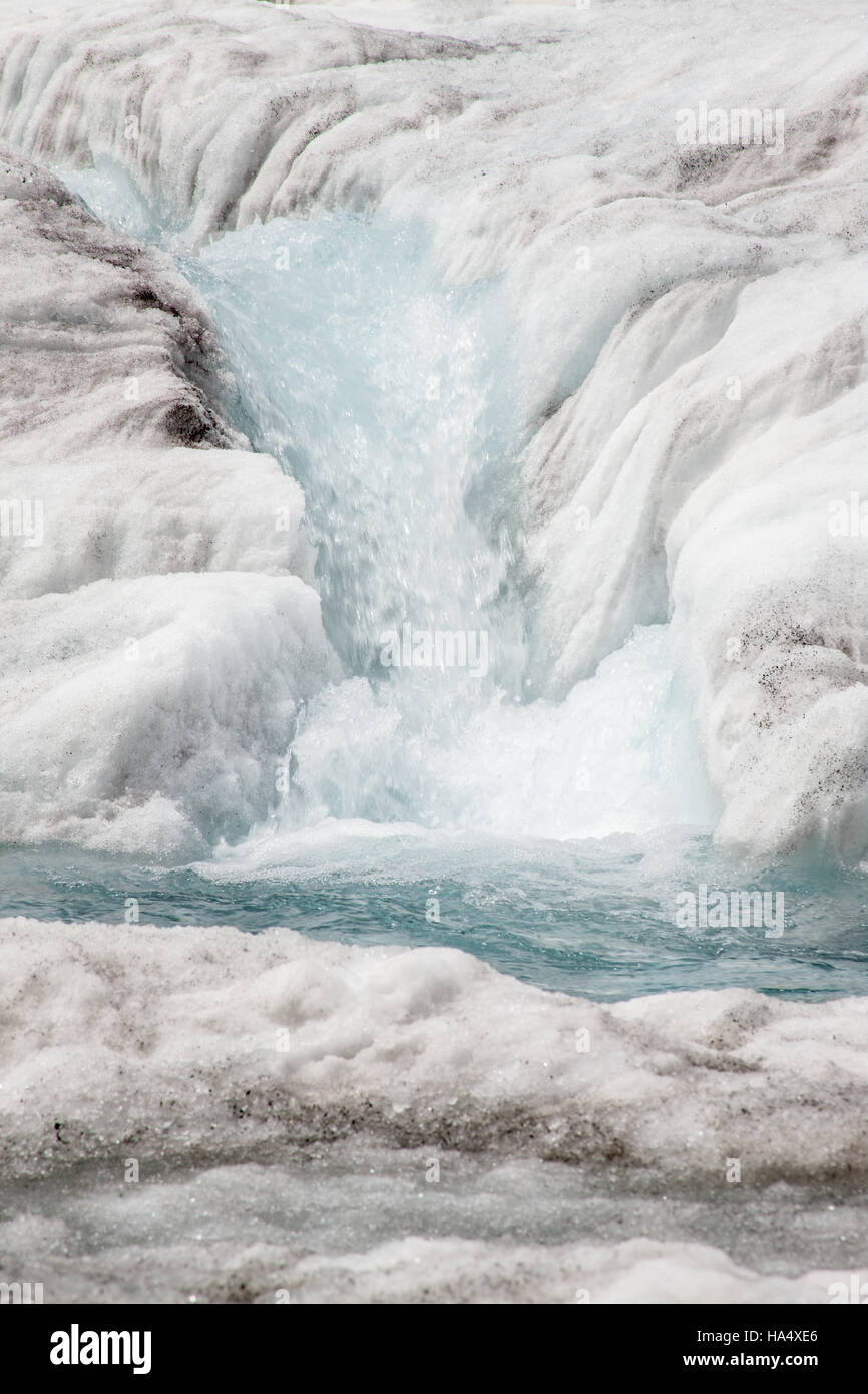 Ströme von eisigen Blau Gletscherwasser fließt durch das Eis am Athabasca Gletscher entlang Icefields Parkway in Jasper Nationalpark, Alberta, Kanada Stockfoto