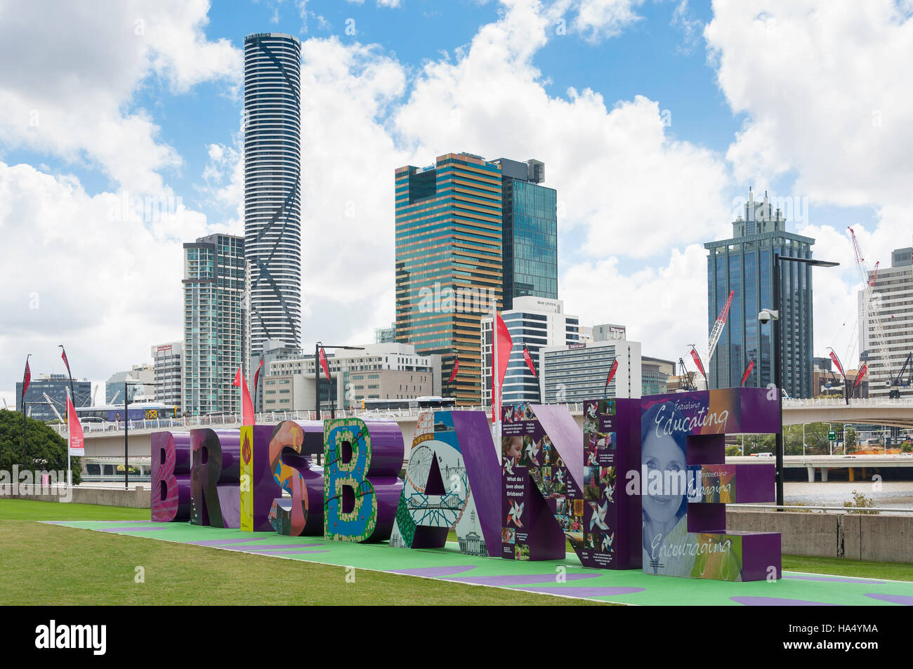 Brisbane G20 unterschreiben mit CBD hinter South Bank Parklands, South Bank, Brisbane, Queensland, Australien Stockfoto