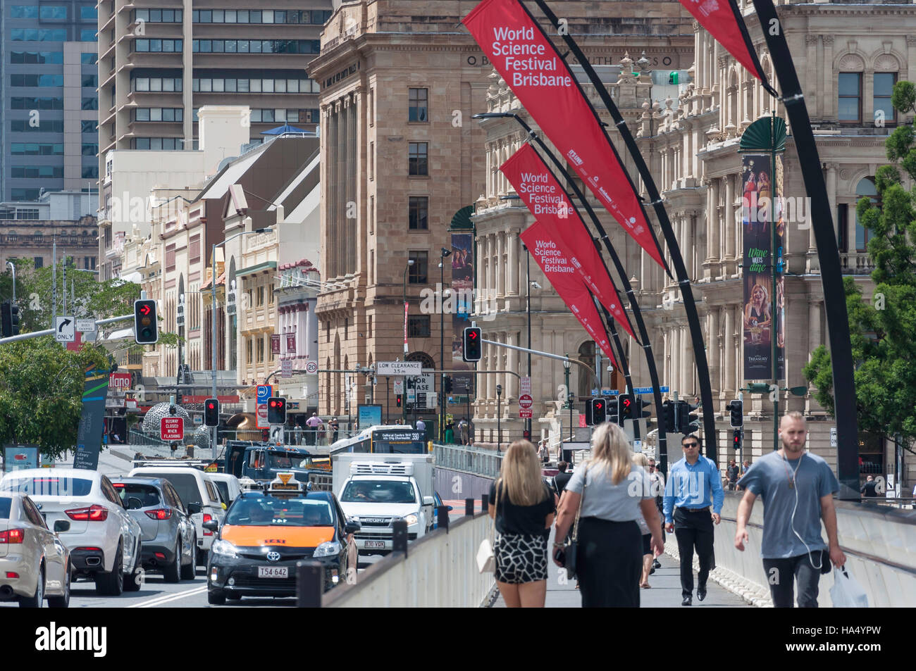 Blick auf belebten Queen Street von Victoria Bridge, Central Business District, Stadt Brisbane, Brisbane, Queensland, Australien Stockfoto