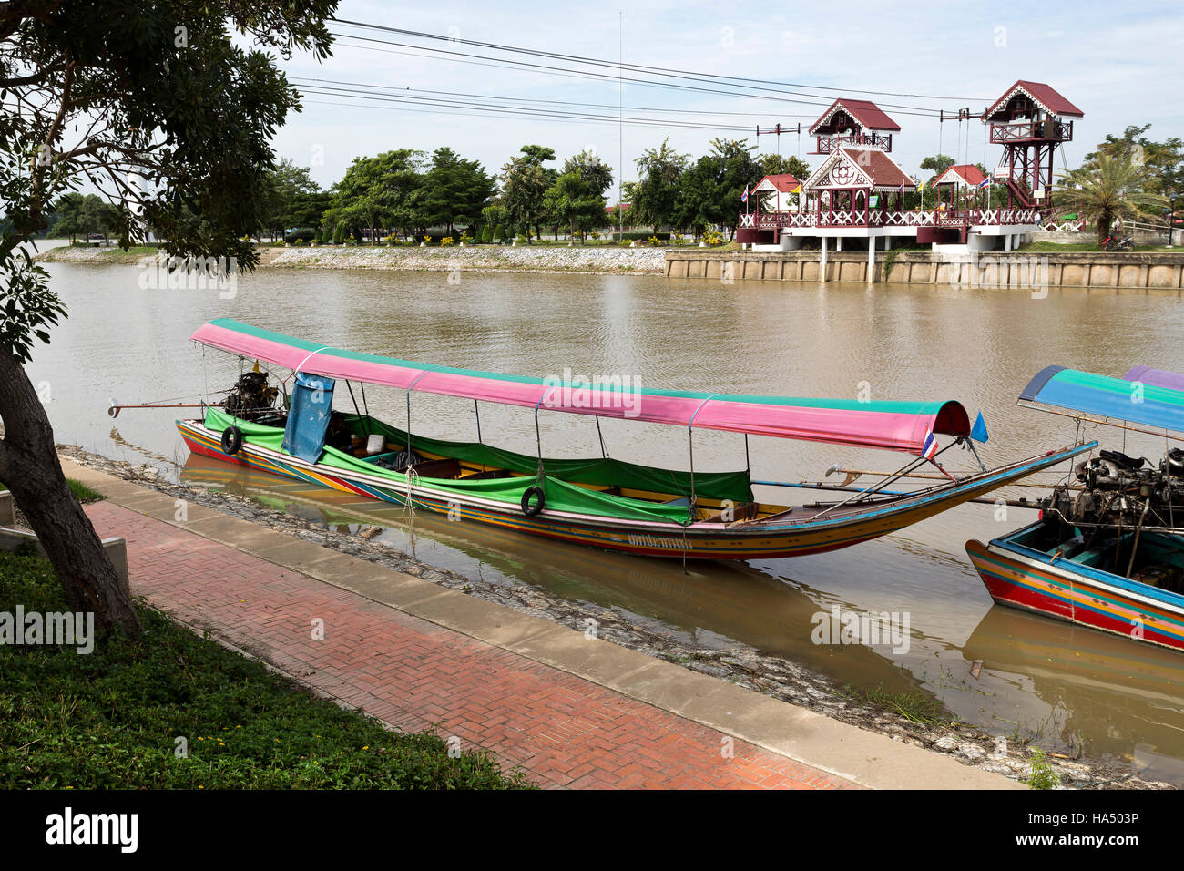 Blick auf ein Longtail-Boot, eine Art von Wasserfahrzeugen, die ursprünglich aus Südostasien, die einen gemeinsame Kfz-Motor in der Chao Phraya River, Thailand verwendet Stockfoto