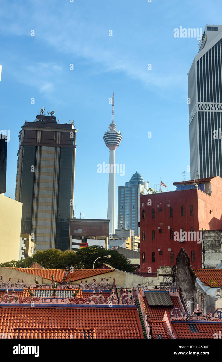 Aussicht auf Kuala Lumpur Tower von Chinatown am Morgen. Kuala Lumpur, Malaysia Stockfoto