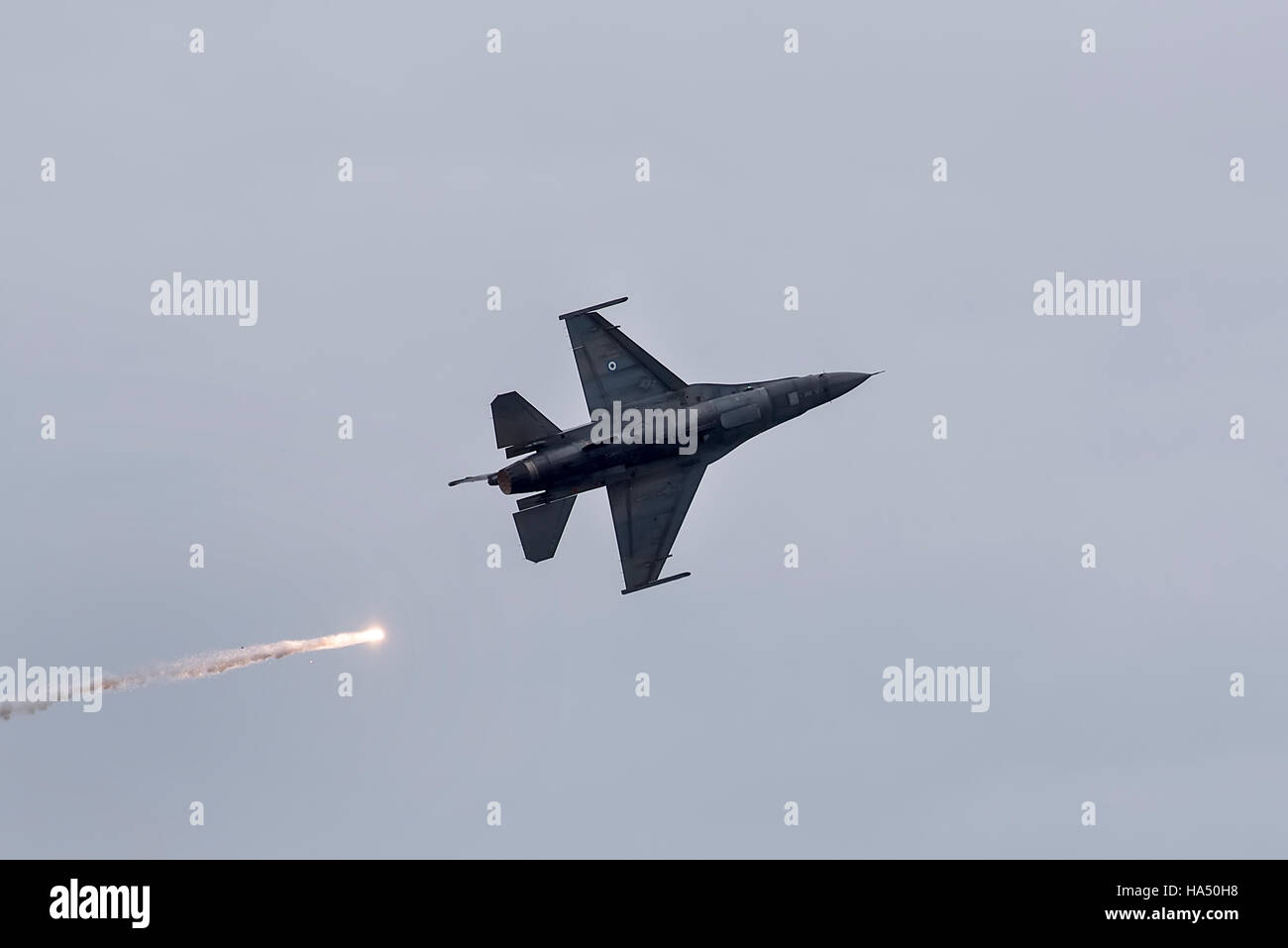 Thessaloniki, Griechenland - 28. Oktober 2016. Ein Hellenic Air Force F-16C Block 52+ wirft Flares, während die jährliche Militärparade, für die Feiern der Eintritt Griechenlands in den Zweiten Weltkrieg. Stockfoto