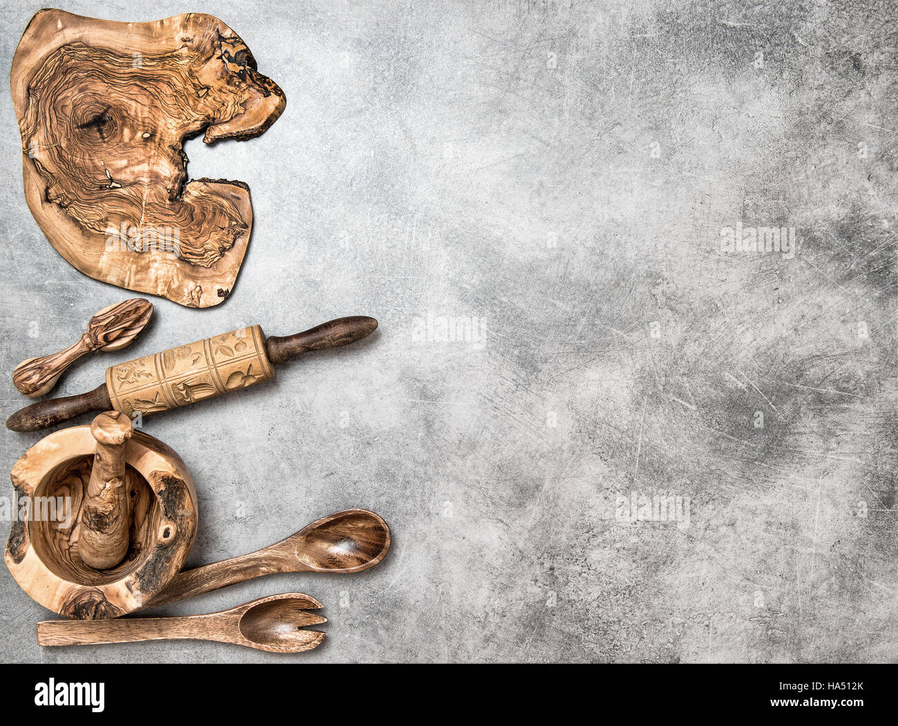 Hölzerne Küchenutensilien auf Stein Küchentisch. Werkzeuge zur Zubereitung von Speisen Stockfoto