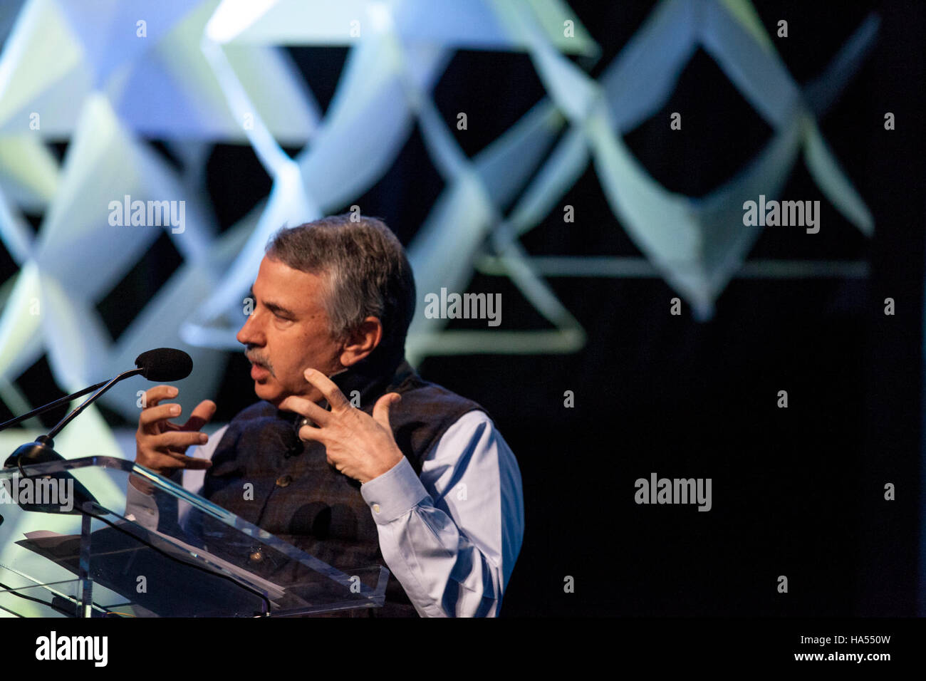 Dieses Bild steht für die laufende Energieforschung und -Politik, die darauf abzielt, die ökologische Nachhaltigkeit zu fördern und die Energieerzeugung mit der ökologischen Erhaltung in Einklang zu bringen. Stockfoto