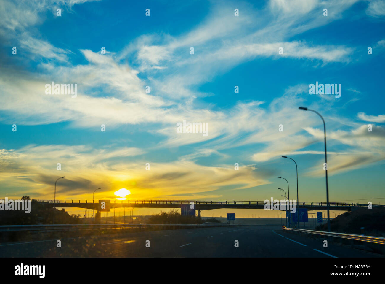 AP-36 Autobahn bei Sonnenuntergang. Provinz Toledo, Castilla La Mancha, Spanien. Stockfoto