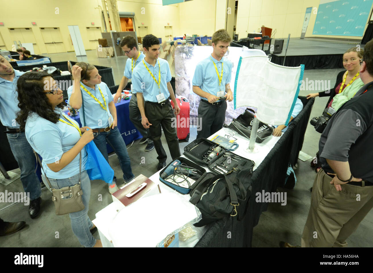 Eine Zusammenarbeit zwischen dem Ministerium für Energie und Umwelt zielt darauf ab, nachhaltige Energielösungen und wissenschaftliche Bildung durch öffentliche Programme und politische Initiativen zu fördern. Stockfoto