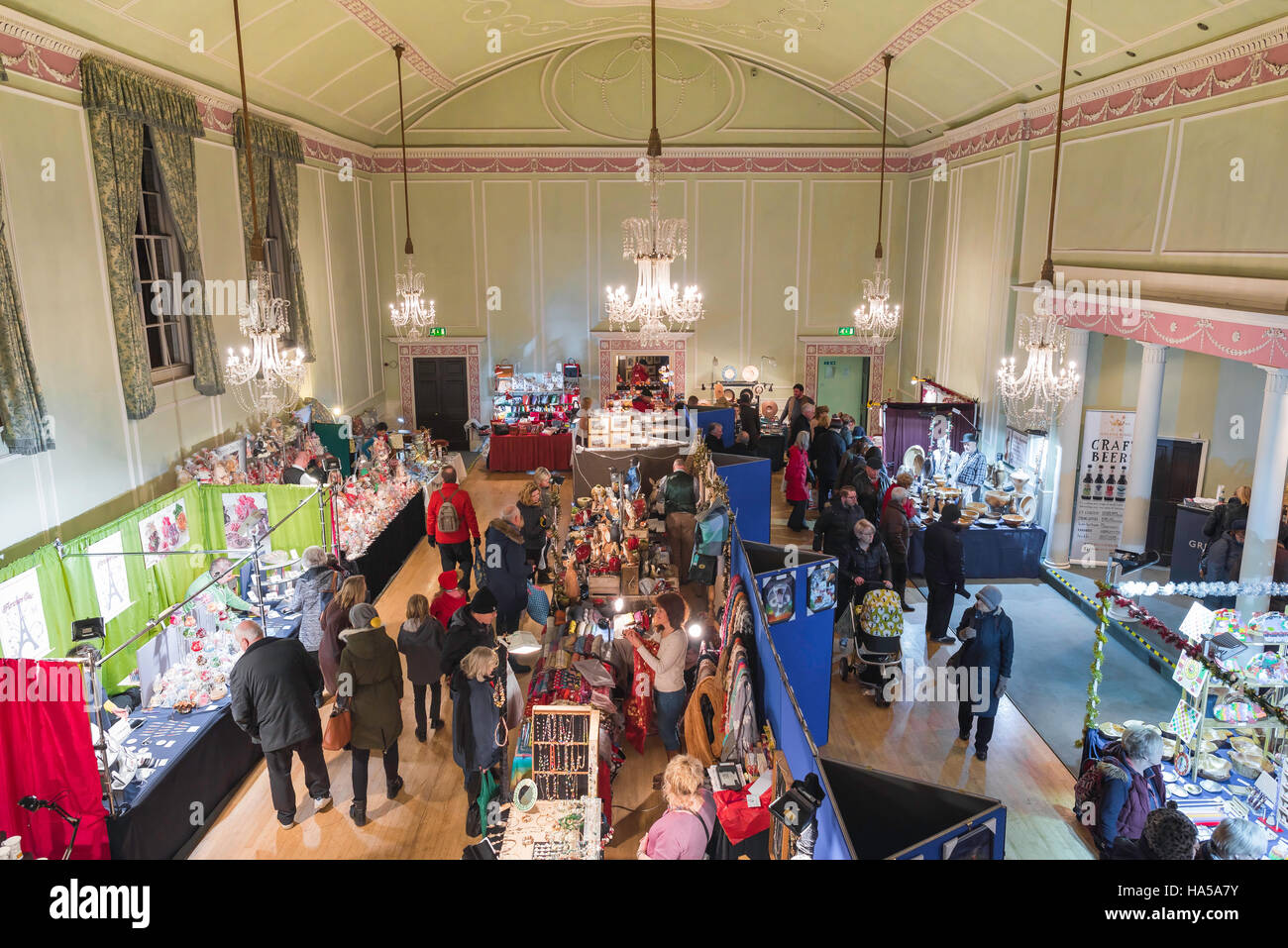 Bury St Edmunds Weihnachtsmarkt, Besucher des Athenaeum Ballsaal in Bury St Edmunds, Suffolk, sehen sich eine Vielzahl von Marktständen. Stockfoto