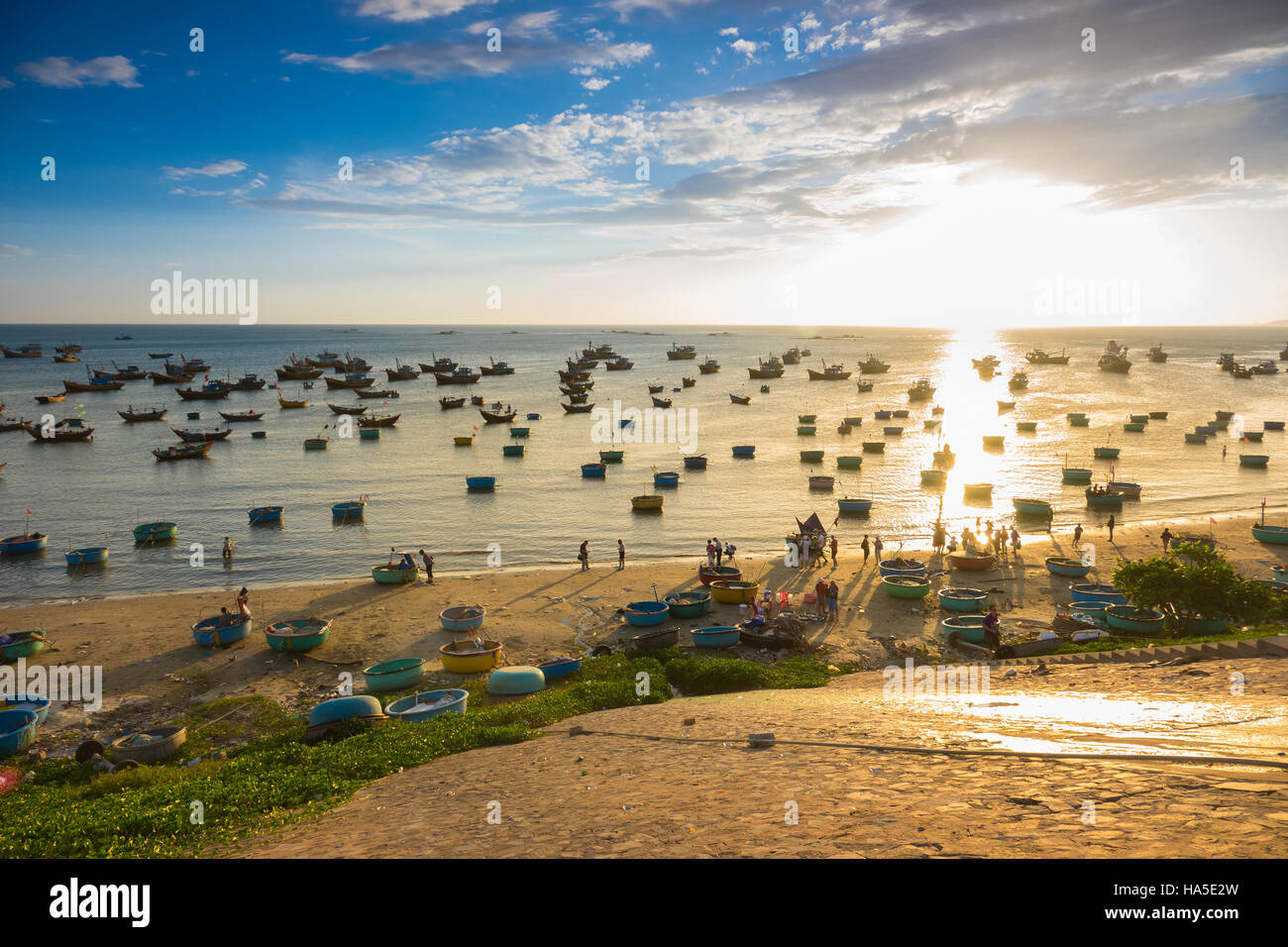 Vietnamesische Fischerdorf Mui Ne, Vietnam, Südostasien. Landschaft mit Meer und traditionelle bunte Fischerboote Stockfoto