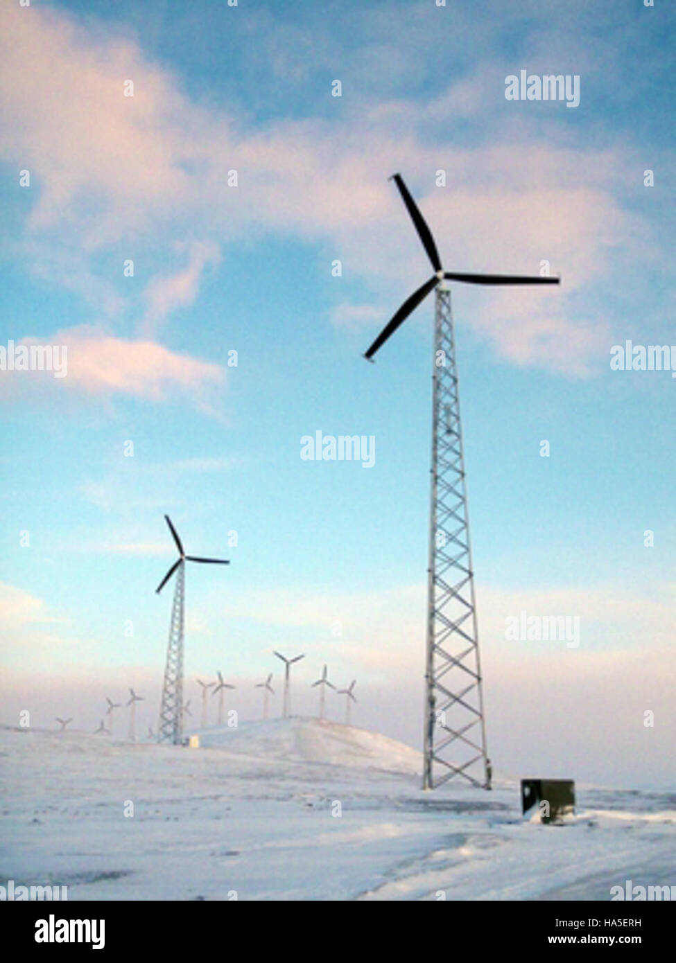 Das Banner Wind Project, das von Entegrity und der Sitnasuak Native Corporation entwickelt wurde, beinhaltet die Installation eines Windparks im abgelegenen Nome, Alaska, der trotz widriger Witterungsbedingungen erneuerbare Energie liefert. Stockfoto