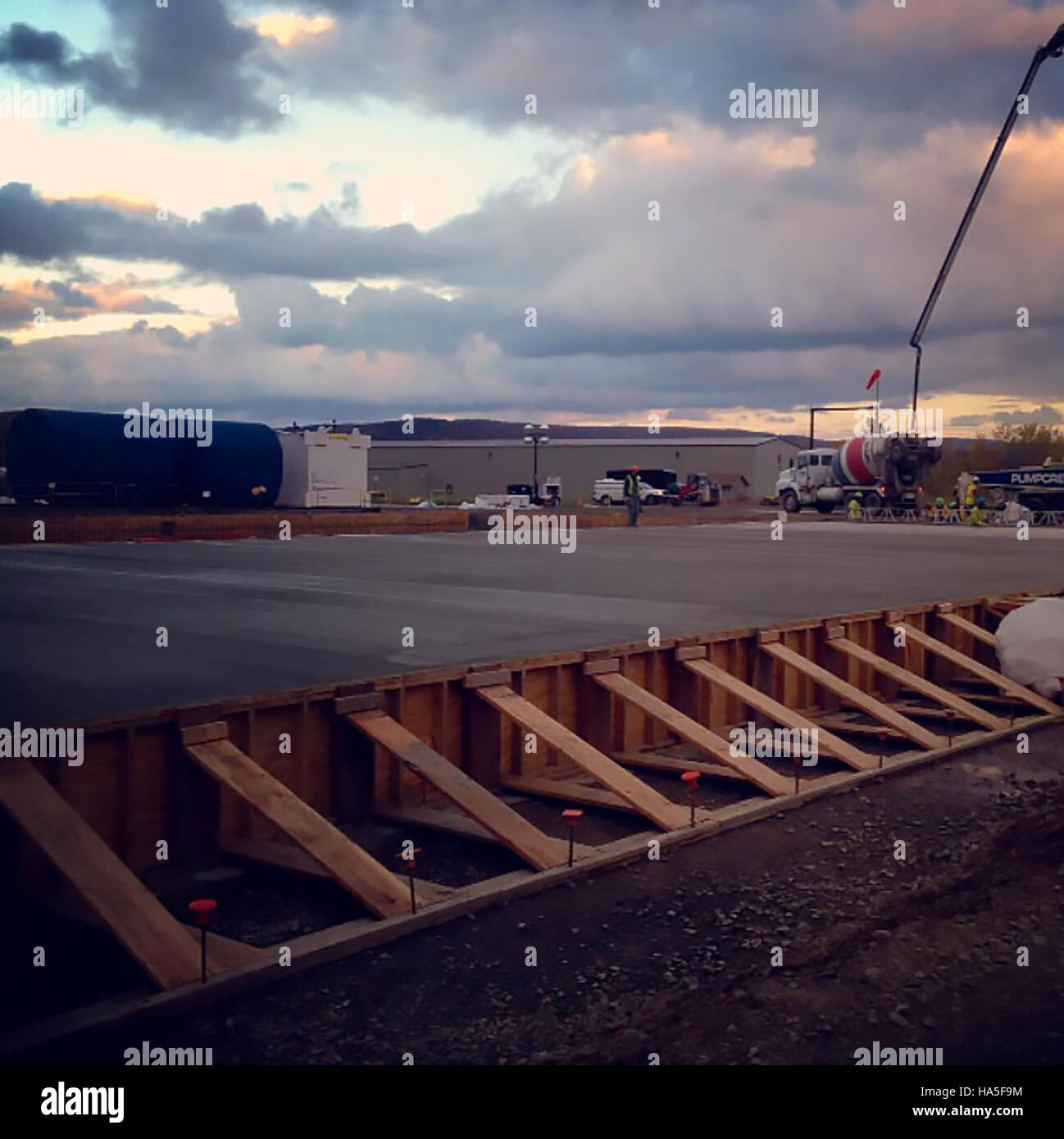 Dieses Bild zeigt das West Valley Demonstration Project, eine Initiative des Energieministeriums zur sicheren Verlagerung hochaktiver Abfälle. Das Projekt ist Teil umfassenderer Anstrengungen zur Entsorgung nuklearer Abfälle und zur Gewährleistung der Umweltsicherheit bei gleichzeitiger Minimierung der Auswirkungen auf die umliegenden Ökosysteme. Stockfoto