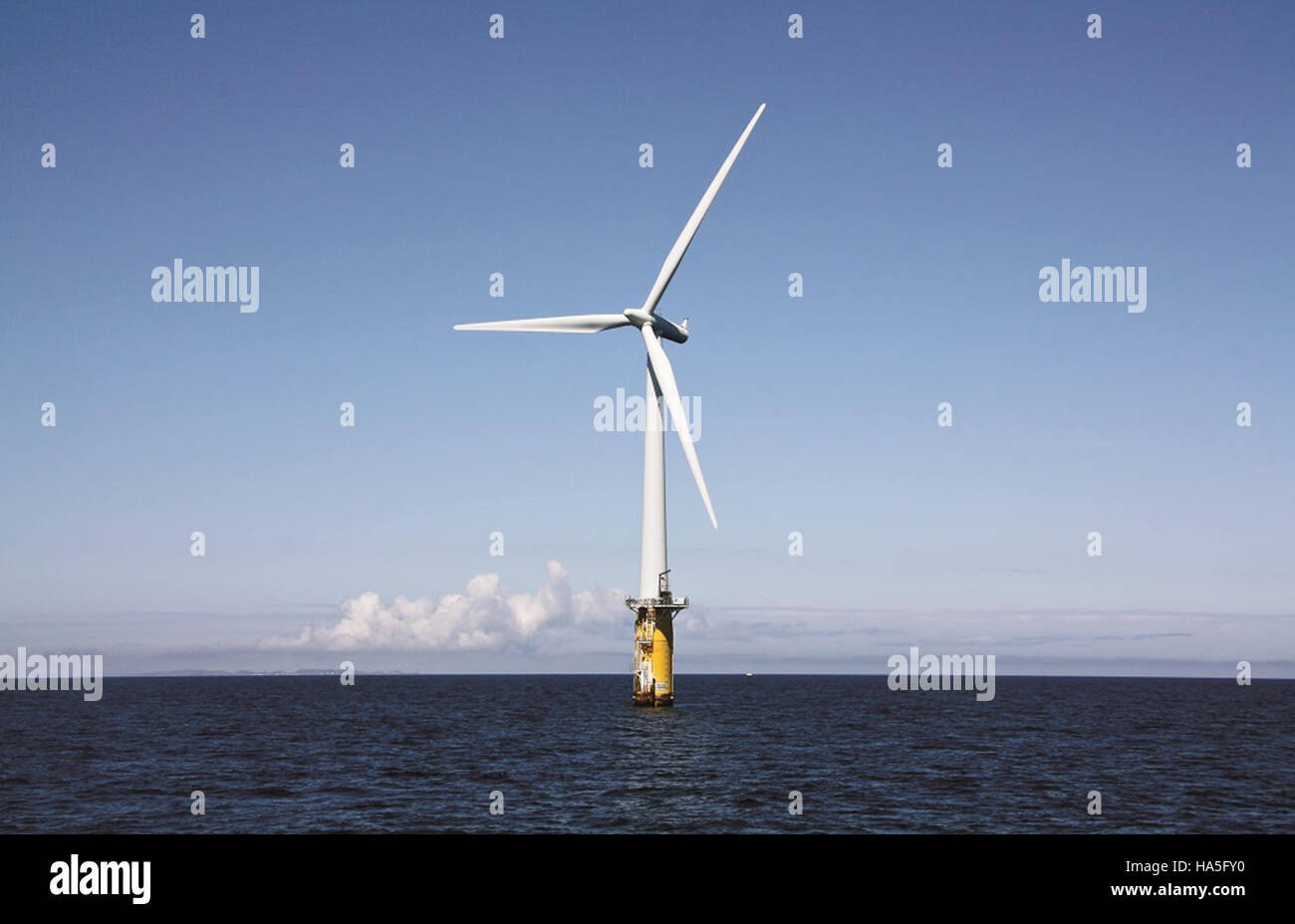 Forscher bewerten das Potenzial für den weltweit ersten schwimmenden Offshore-Windpark in Norwegen. Diese schwimmende Windkraftanlage mit 2,3 MW wird in der Nordsee installiert, um Technologien für erneuerbare Energien voranzutreiben und die Abhängigkeit von fossilen Brennstoffen zu verringern. Es verfügt über die Spar-Boje-Technologie von Siemens, wobei Statoil das Projekt leitet. Stockfoto