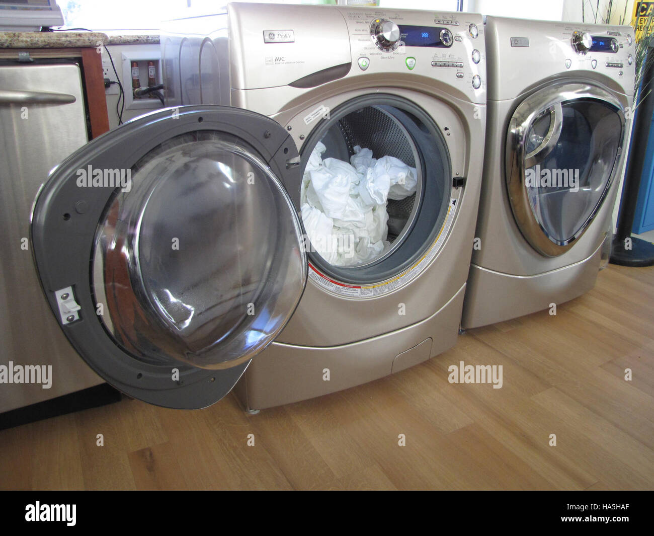 Die Arbeit des Energieministeriums mit automatisierten Energiemanagementsystemen für Haushalte umfasst das Testen von intelligenten Zählern, Wäschetrocknern und Waschmaschinen, um die Energieeffizienz und die Reaktion auf die Nachfrage in Wohngebäuden mithilfe fortschrittlicher Technologien wie ZigBee zu verbessern. Stockfoto