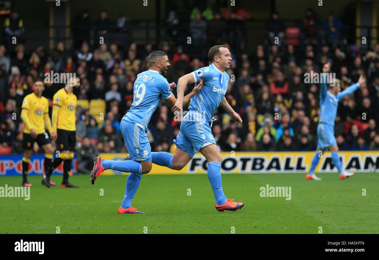 Stoke City Charlie Adam (rechts) feiert scoring seiner Seite das erste Tor des Spiels mit Teamkollege Jonathan Walters während der Premier-League-Spiel am Vicarage Road, London. Stockfoto