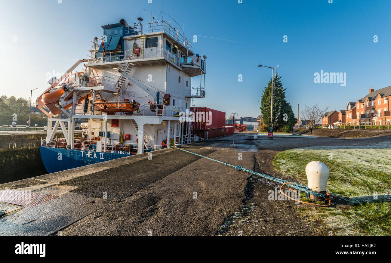 Containerschiff in Latchford sperrt, Latchford, Warrington. Stockfoto