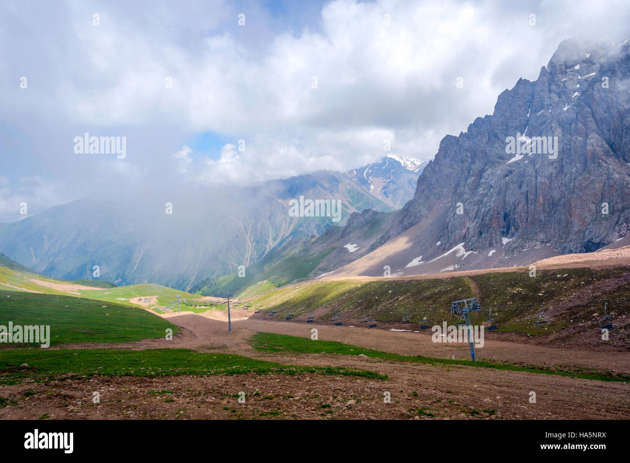 Blick von den Bergen bei Almaty-Ski-Zentrum im Sommer, Kasachstan Stockfoto