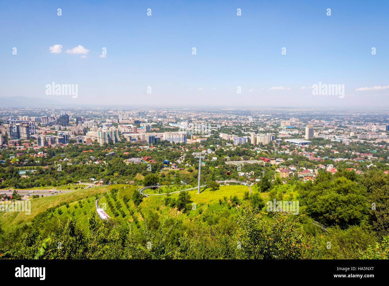 Blick über die Skyline von Almaty und Seilbahn, Kasachstan Stockfoto