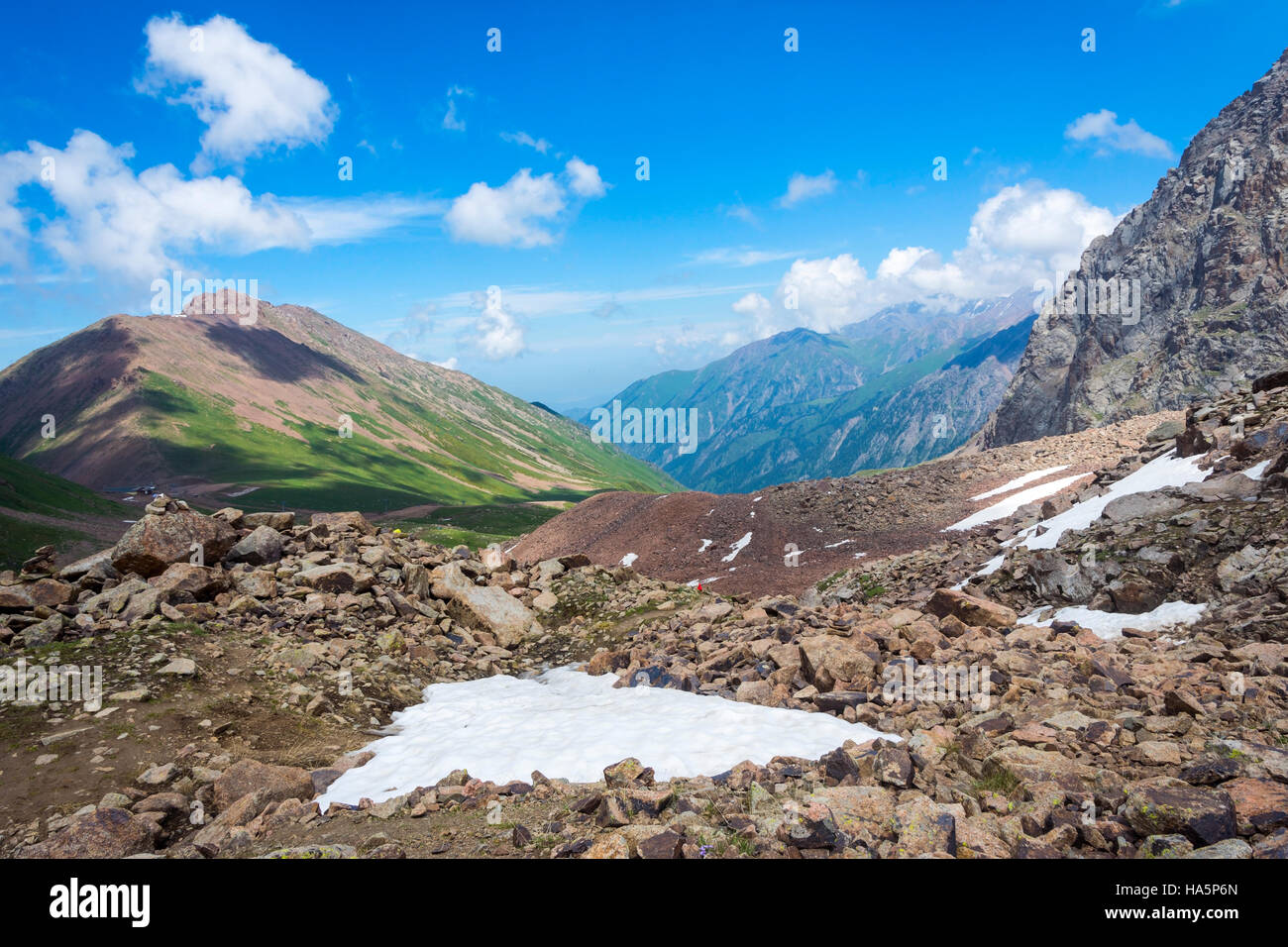 Blick von den Bergen bei Almaty-Ski-Zentrum im Sommer, Kasachstan Stockfoto