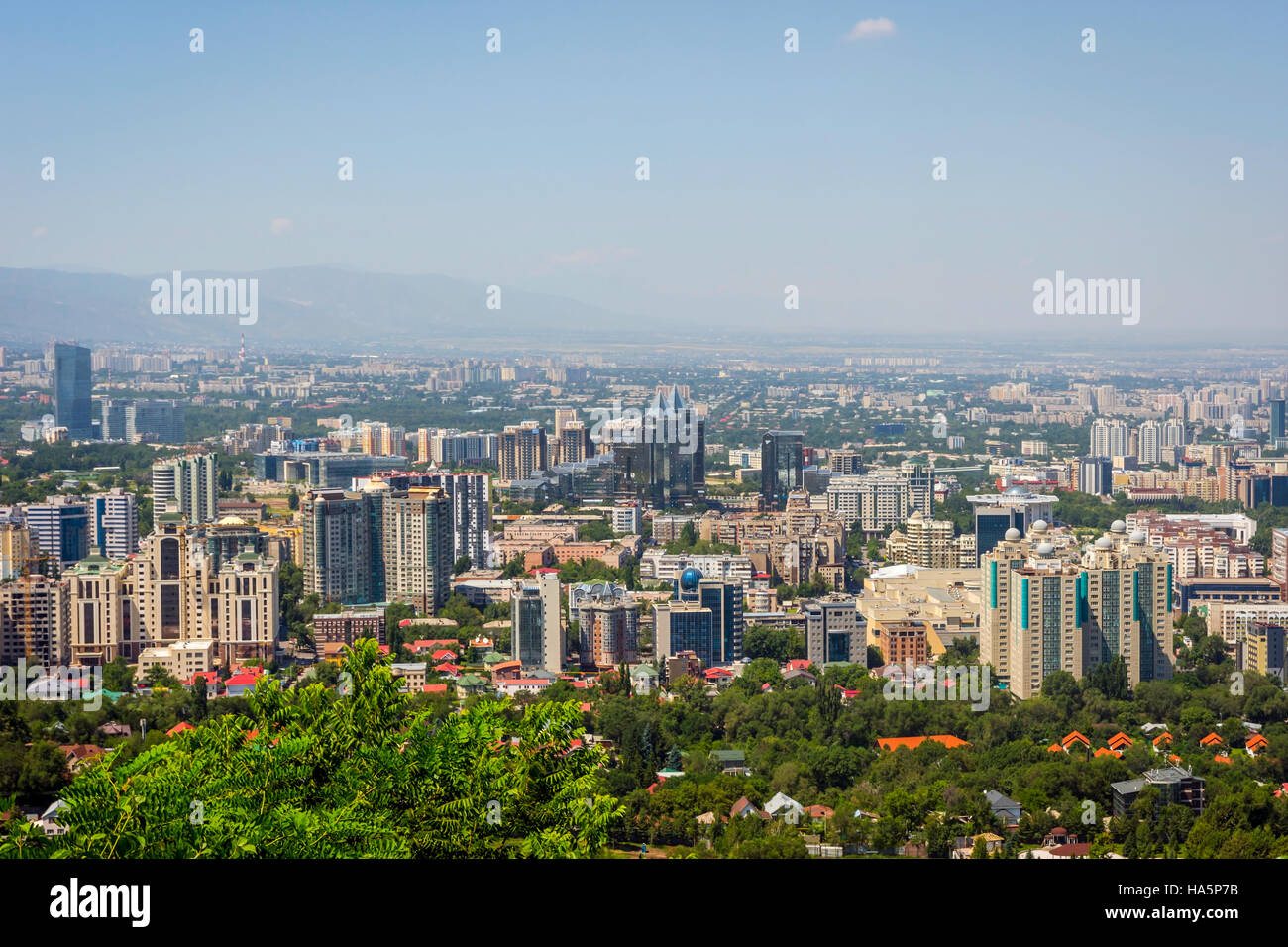 Blick über die Skyline von Almaty, Kasachstan Stockfoto