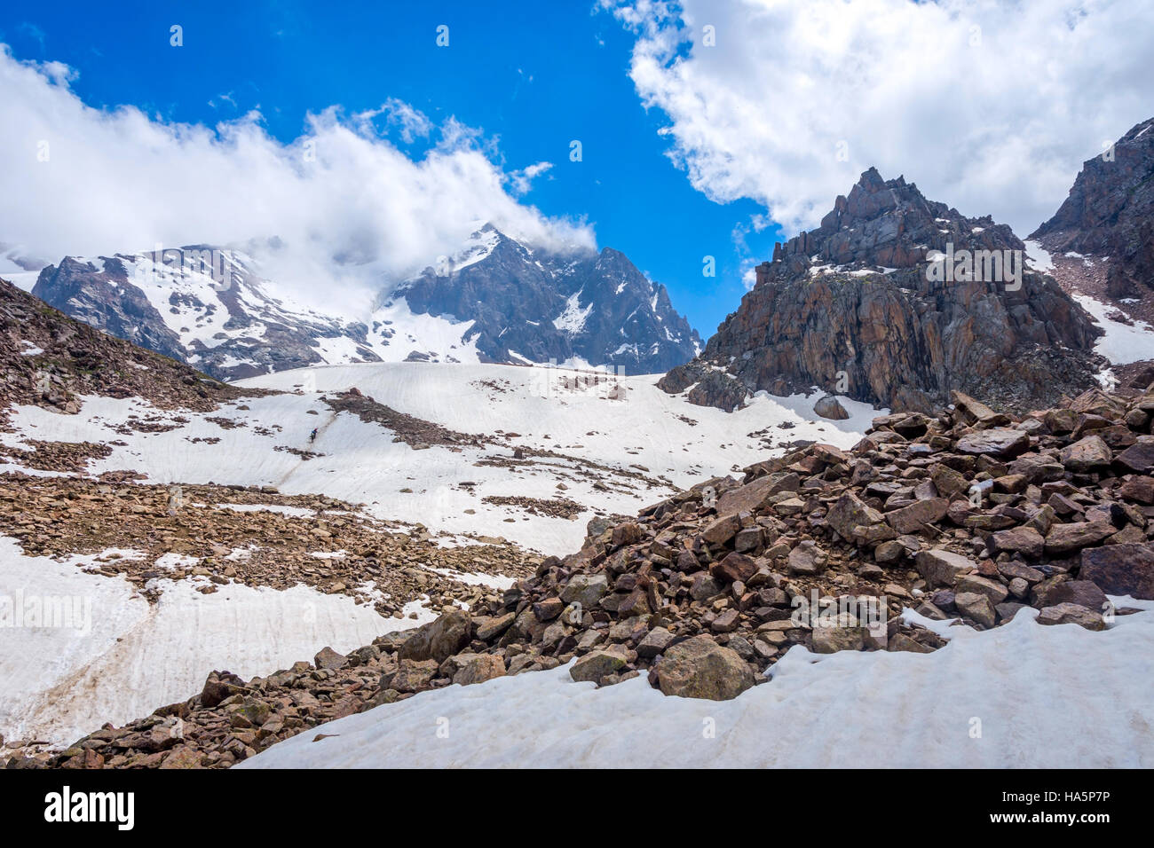 Blick von den Bergen bei Almaty-Ski-Zentrum im Sommer, Kasachstan Stockfoto