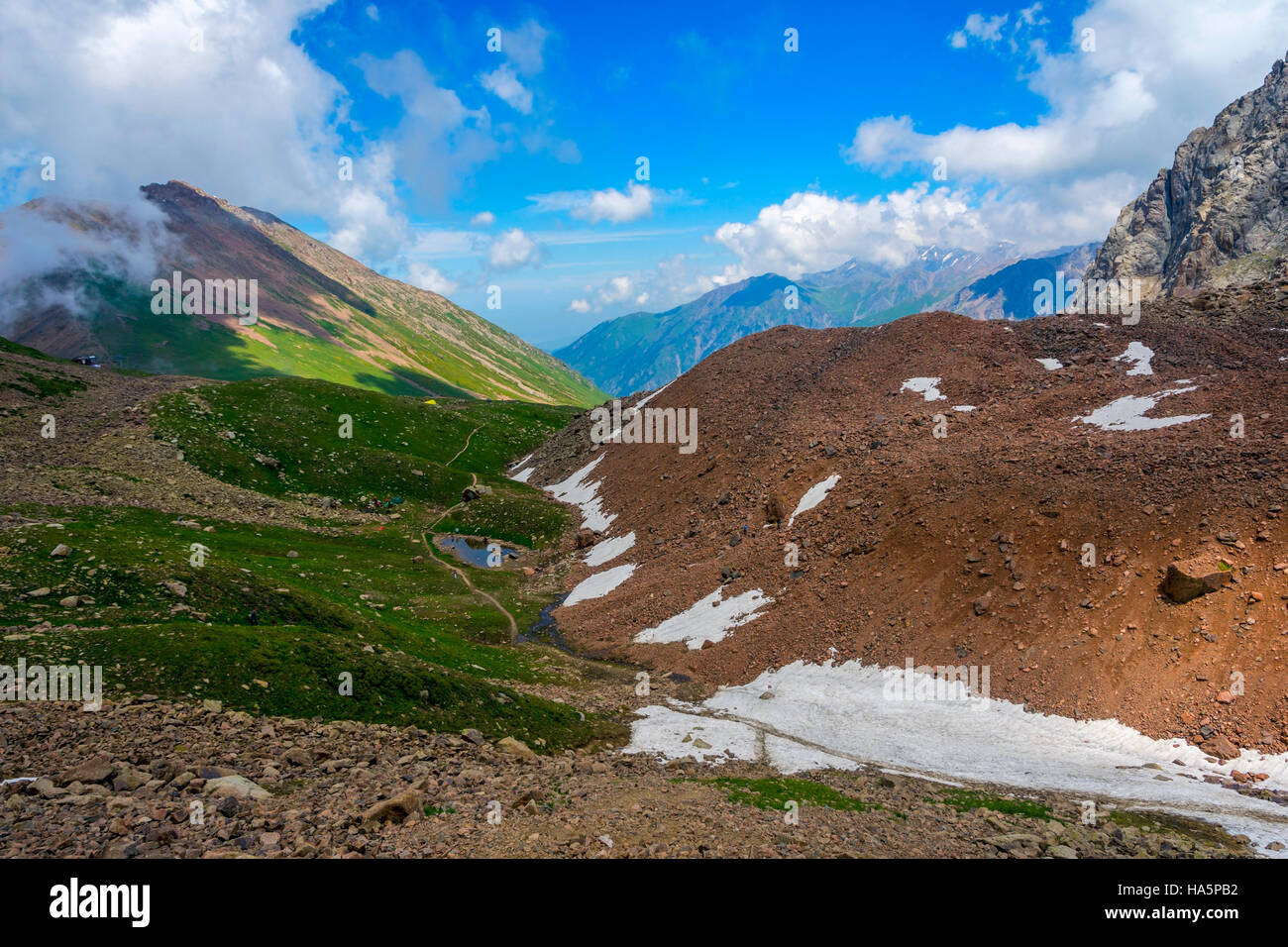 Blick von den Bergen bei Almaty-Ski-Zentrum im Sommer, Kasachstan Stockfoto