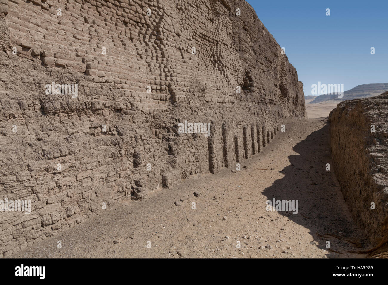 Das massive Schlamm Brick Gehäuse von König Khasekhemwy der 2. Dynastie in Shunet el Zebib, Abydos Mittelägypten Stockfoto