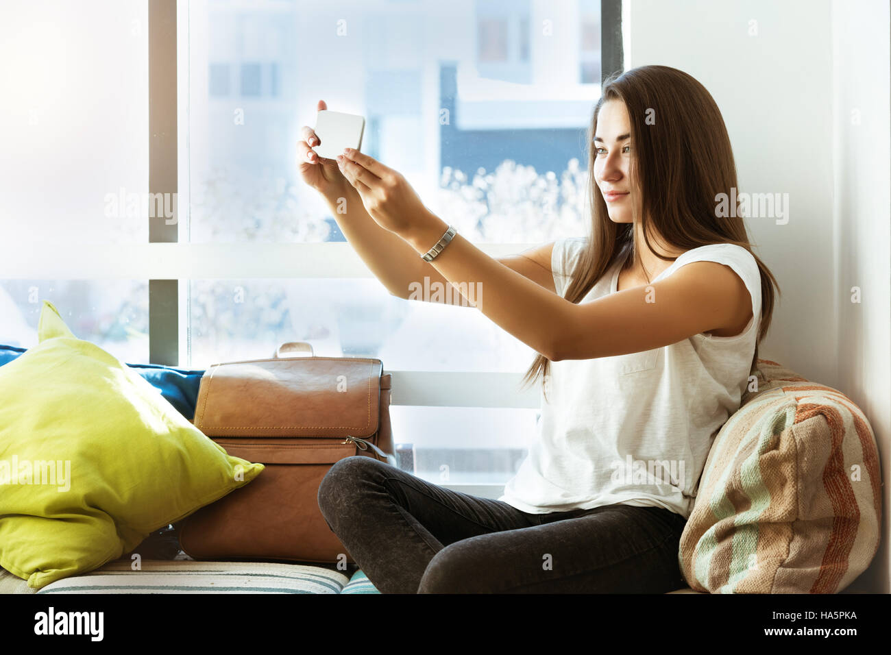 Schöne Mädchen, die die Selfie Handy-café Stockfoto