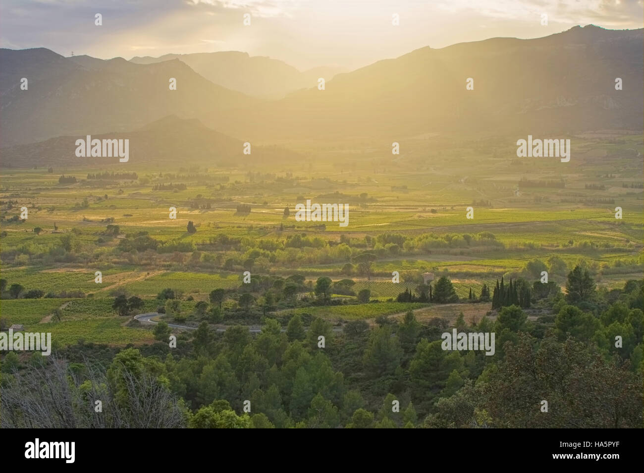 Corbieres Landschaft Im Süden Frankreichs - Landschaft der Corbieres in Südfrankreich Stockfoto