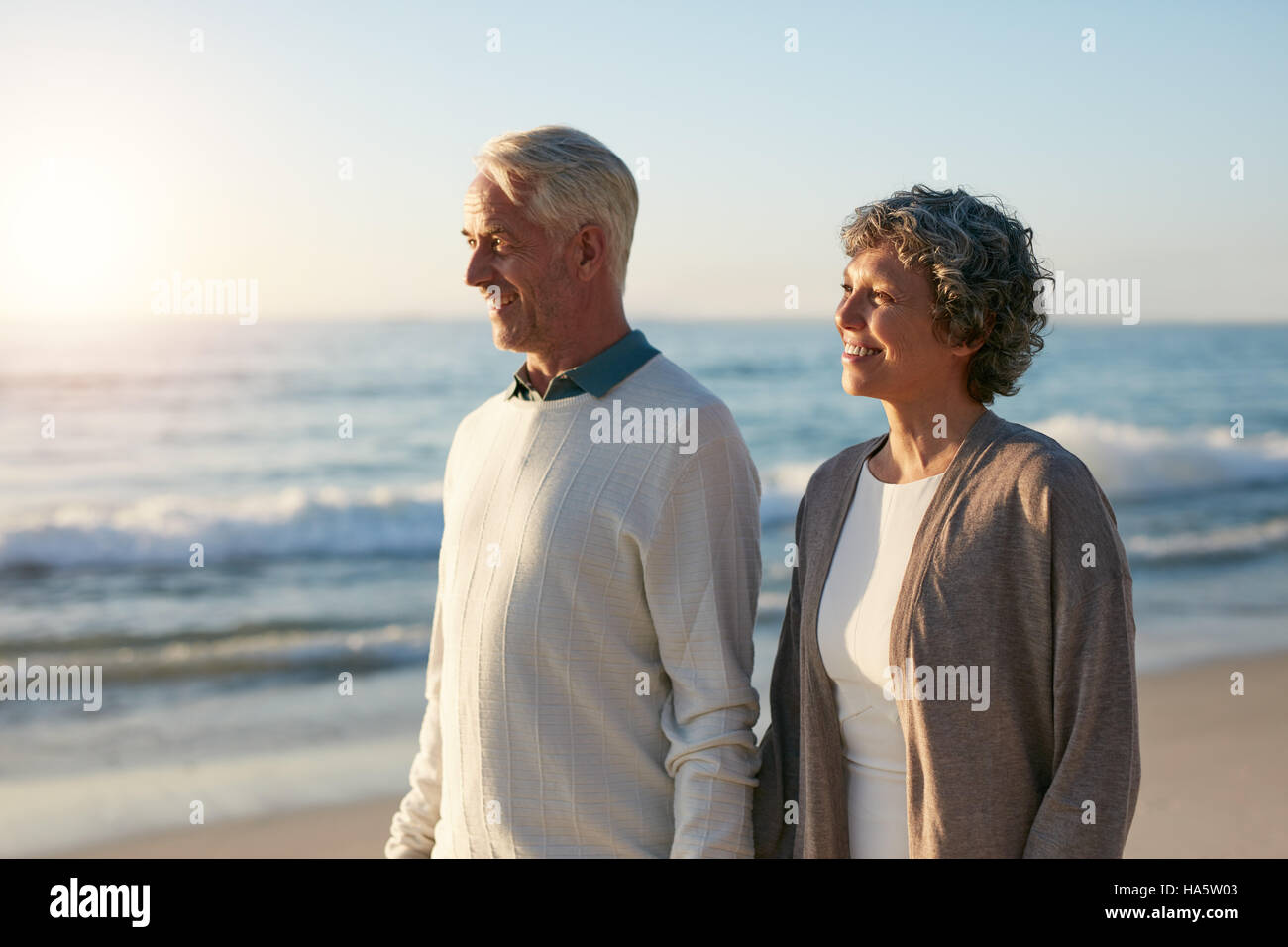 Im Freien Schuss des entspannten älteres Paar am Strand und mit Blick auf einen Blick. Stockfoto