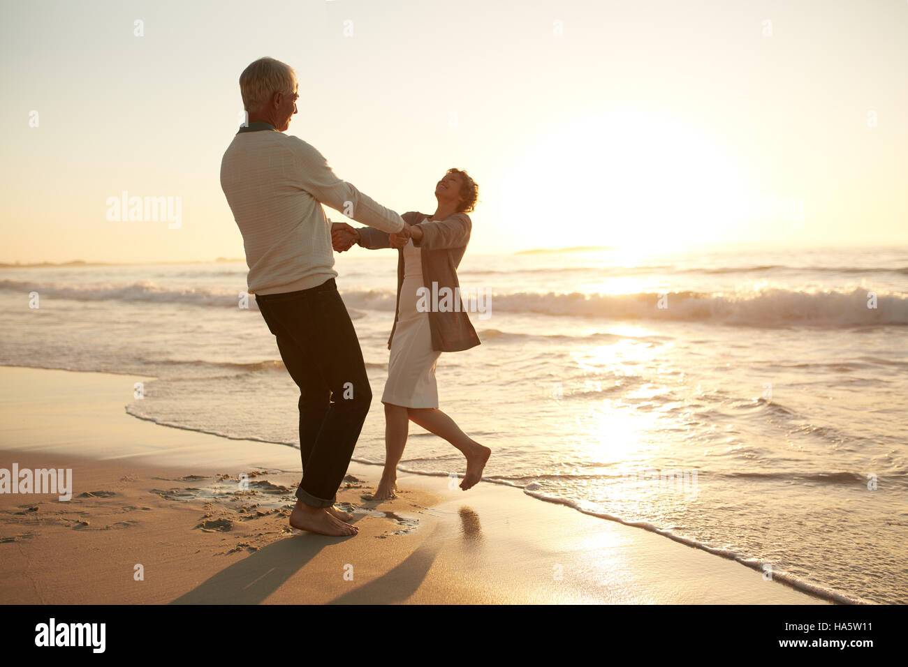 Voller Länge Schuss von romantischen älteres Paar genießen einen Tag am Strand. Älteres Paar genießen ihren Urlaub am Strand. Stockfoto