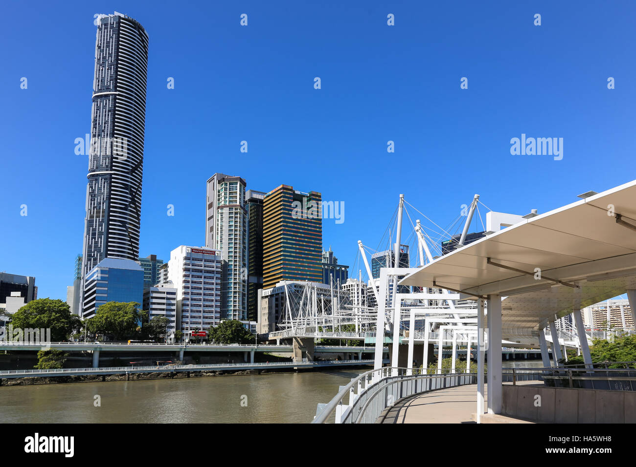 BRISBANE, Australien - 28. September 2016: The Kurilpa Fußgängerbrücke verbindet die Gegend um Roma Street der CBD mit Brisbanes Galerie für moderne Kunst und das S Stockfoto