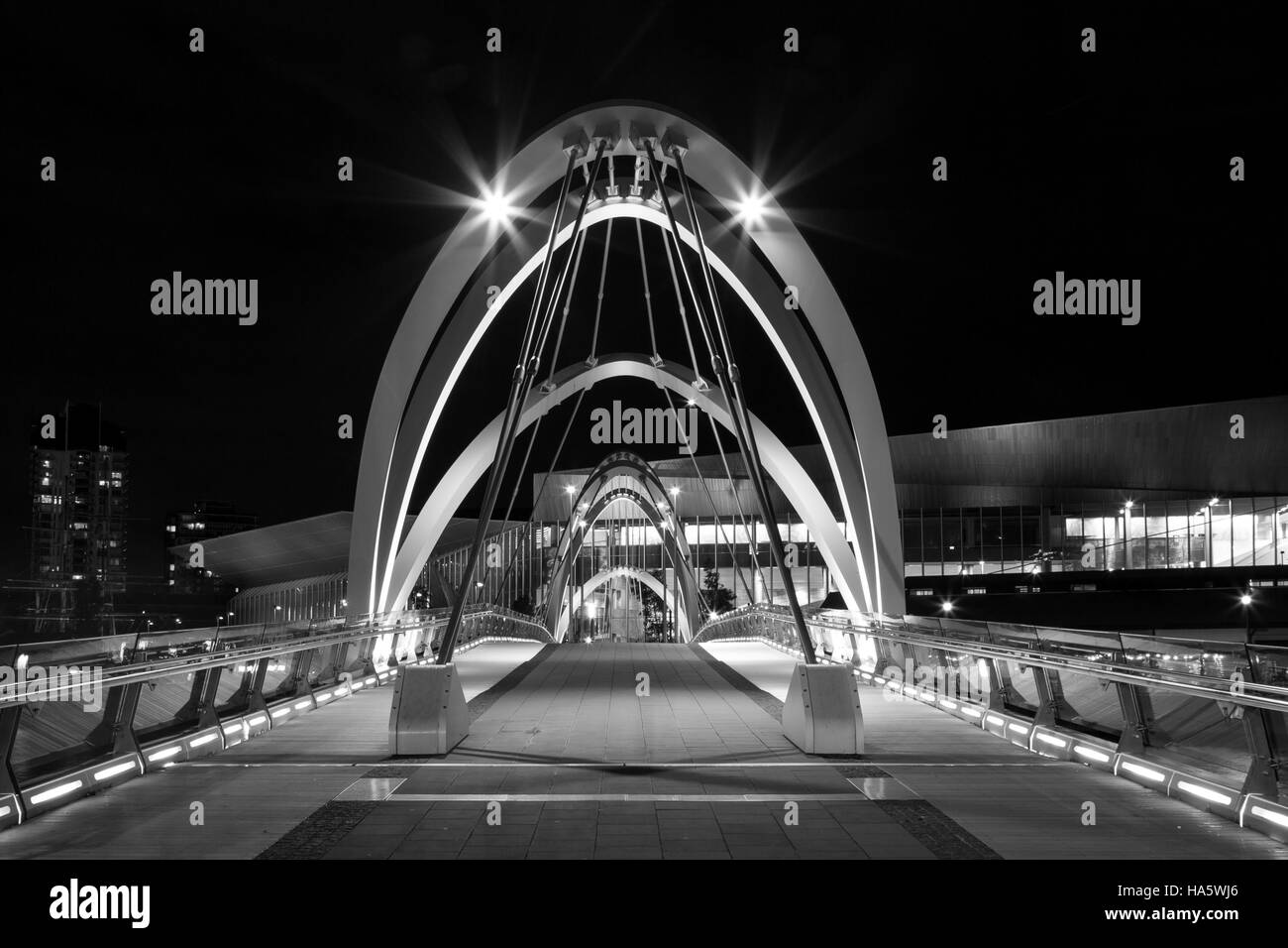 Seeleute-Brücke in Melbourne, Victoria, Australien. Gesehen in Richtung Melbourne Convention Centre über den Yarra River in schwarz/weiß Stockfoto