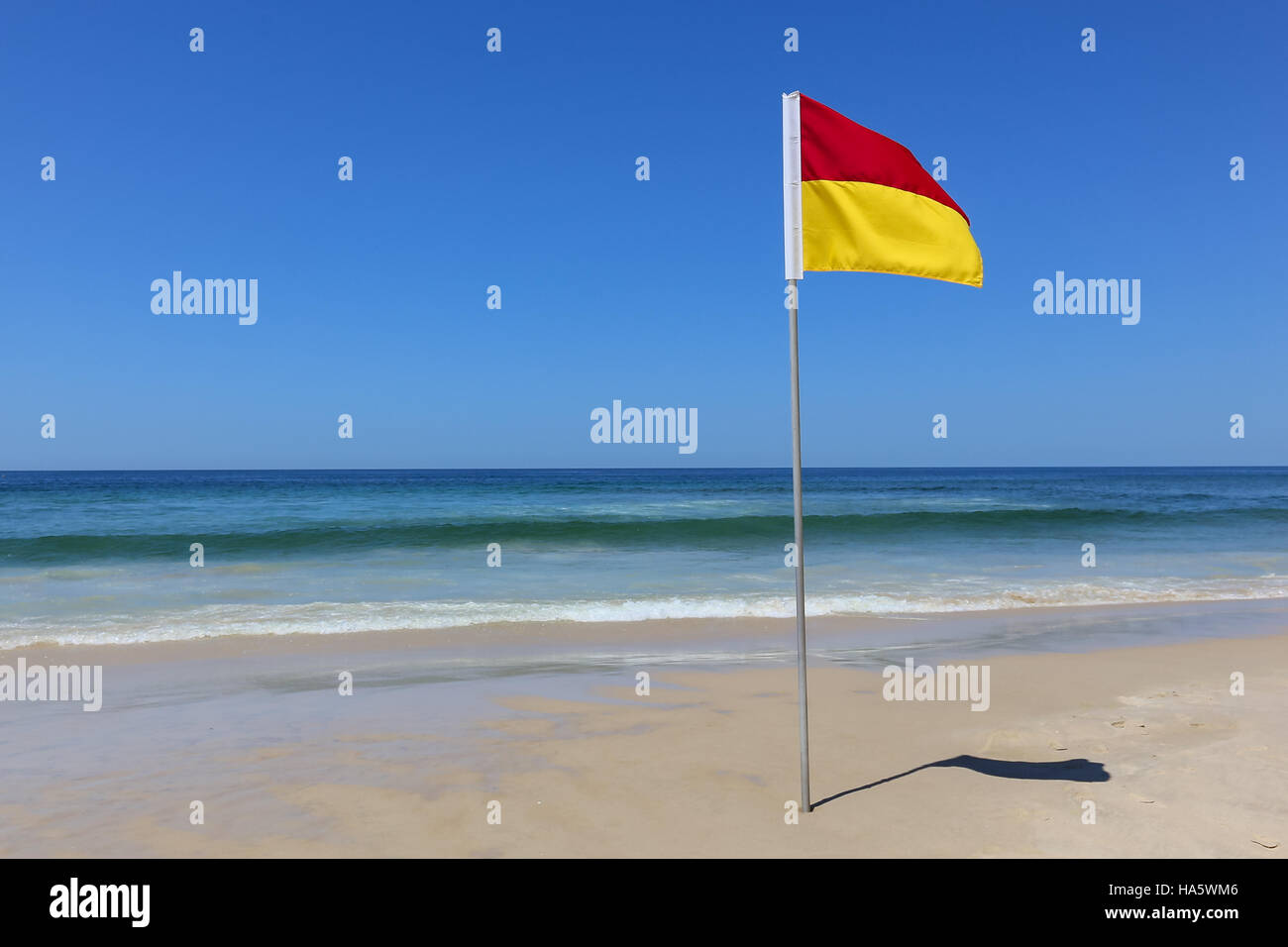 Rot und gelb sicher schwimmen Bereich Flagge, Surfers Paradise, Queensland, Australien Stockfoto