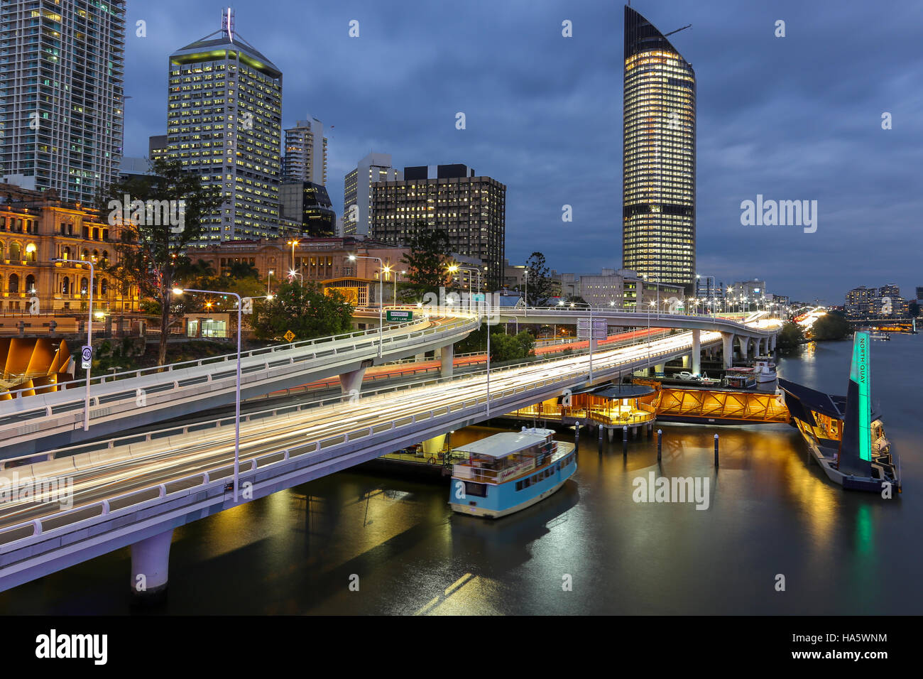 Brisbane Stadtautobahn M3 in der Nacht mit Scheinwerfer Streifen Stockfoto