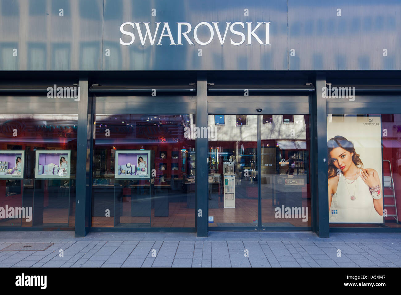 Köln, Deutschland - 28. Februar 2015: Swarovski Shop in Köln. Es ist ein österreichischer Hersteller von Luxus Bleiglas (Kristall), gegründet um 18 Uhr Stockfoto