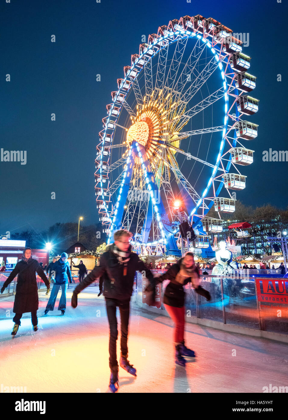 Eisbahn am traditionellen Weihnachtsmarkt am Alexanderplatz in Mitte Berlin Deutschland 2016 Stockfoto