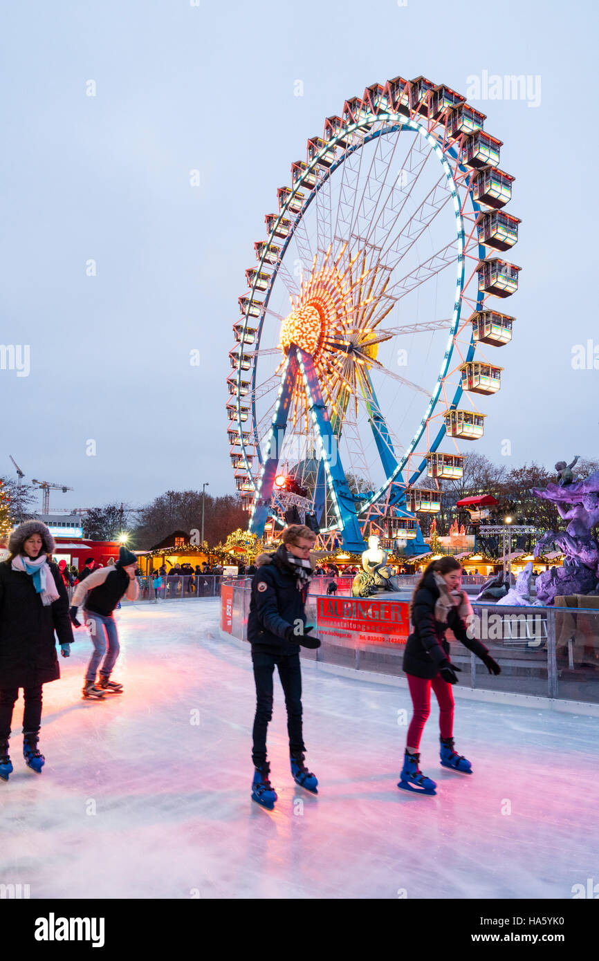 Eisbahn am traditionellen Weihnachtsmarkt am Alexanderplatz in Mitte Berlin Deutschland 2016 Stockfoto